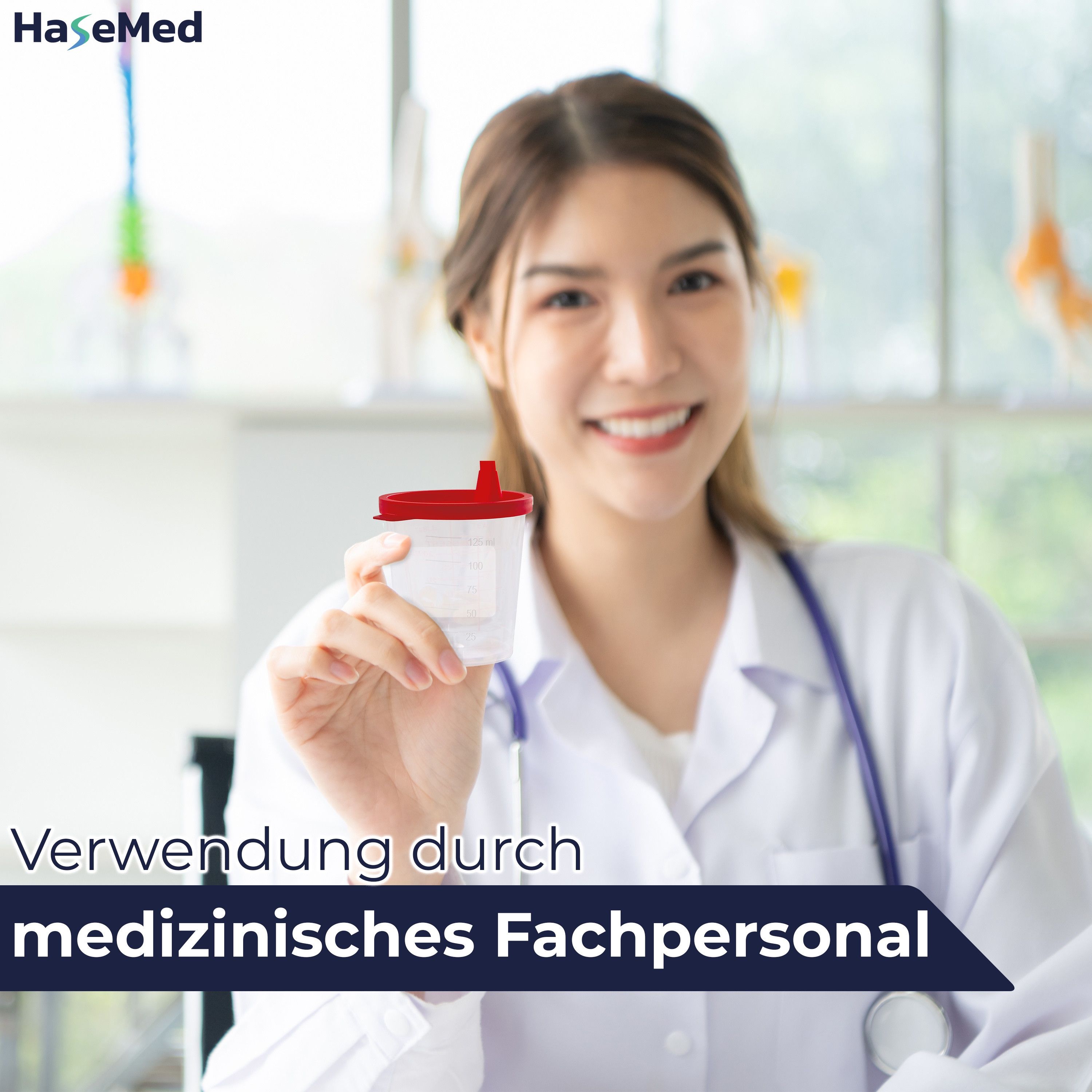 Ärztin hält Becher mit rotem Schnappdeckel, Verwendung durch medizinisches Fachpersonal.