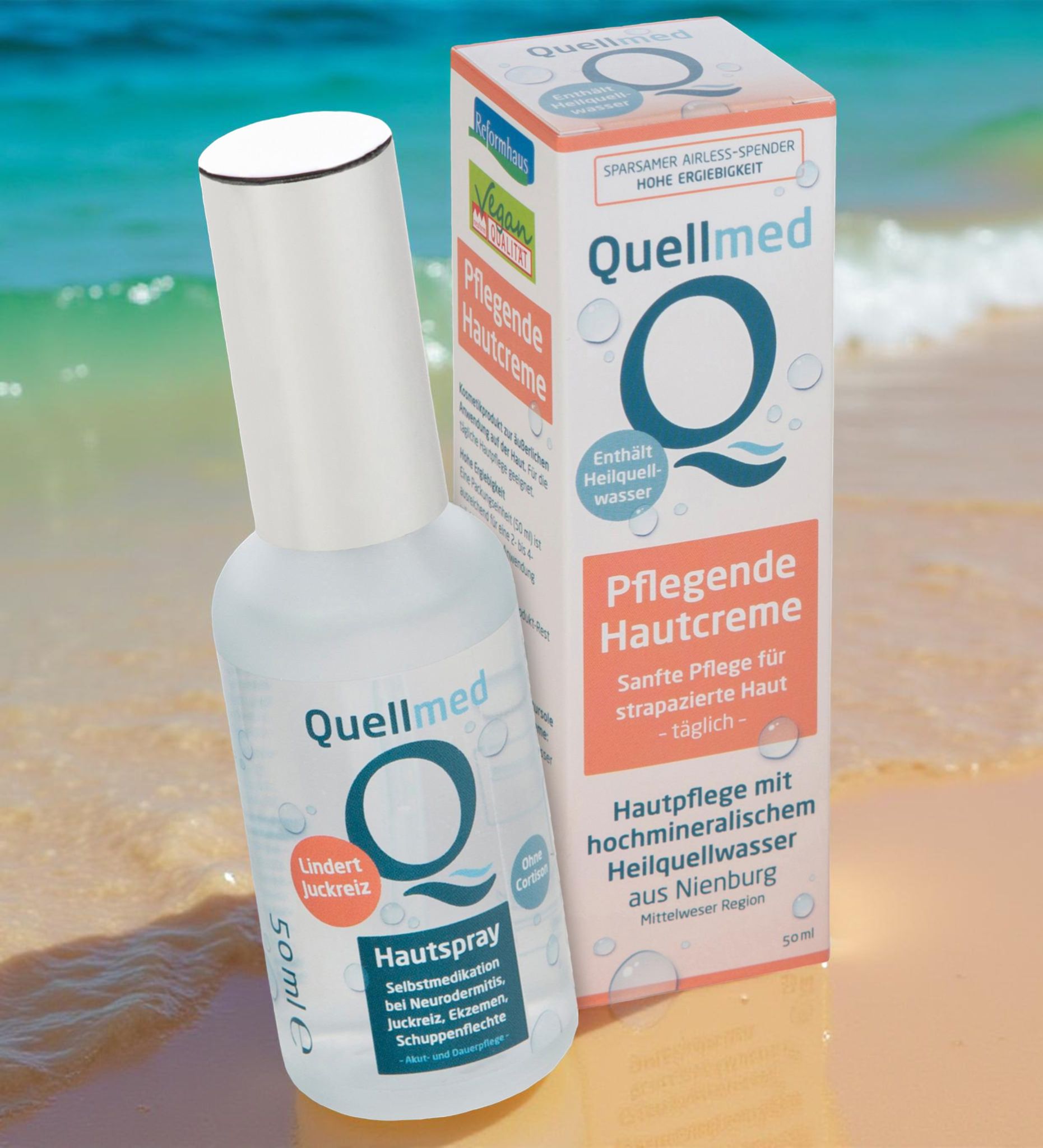Quellmed Pflegende Hautcreme und Hautspray am Strand. Beide in weißen Flaschen mit Beschriftung. Verpackung mit Logo und Text.