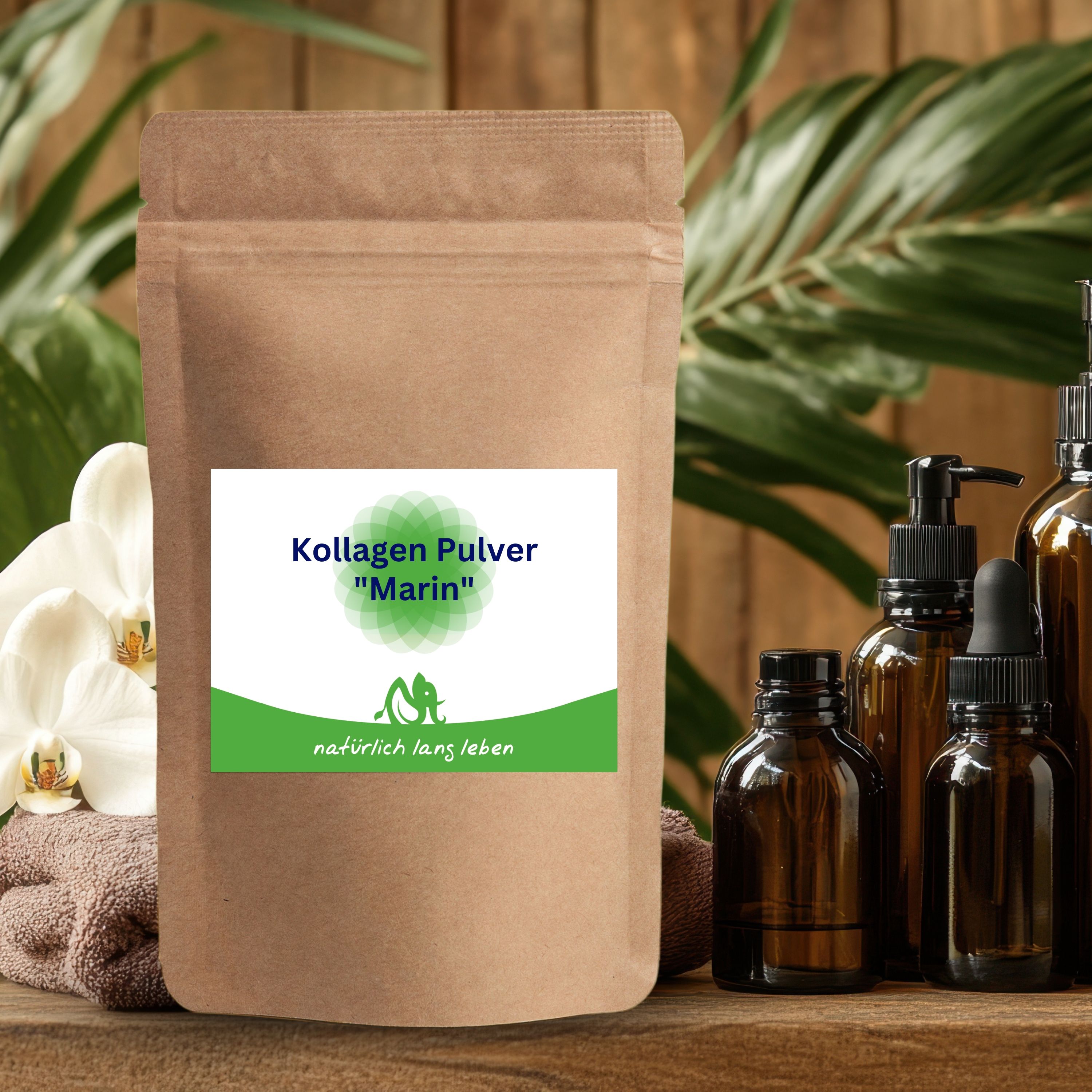 Braune Tüte mit weißem Etikett. Aufschrift: Kollagen Pulver "Marin", Logo und "natürlich lang leben". Hintergrund: Wellness-Szene.