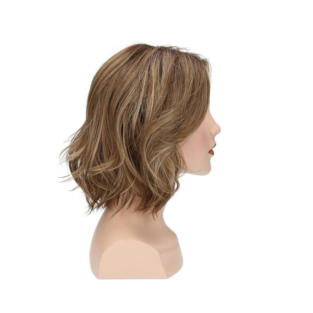 Perücke Lilie von trendhair auf einem Schaufensterkopf. Blonde, gewellte Haare. Seitenansicht.