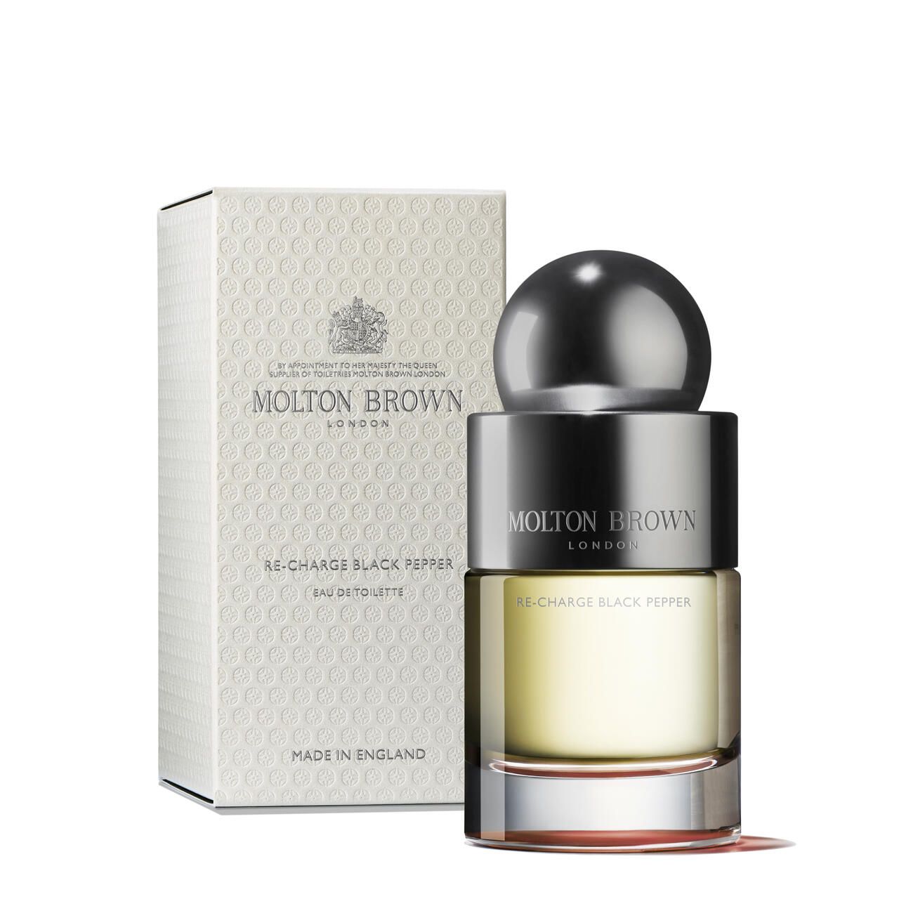 Parfümflasche und Verpackung. Aufschrift: Molton Brown, Re-Charge Black Pepper, Eau de Toilette. Made in England.