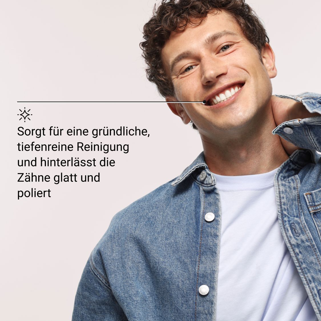 Mann lächelt. Text: Sorgt für eine gründliche, tiefenreine Reinigung und hinterlässt die Zähne glatt.
