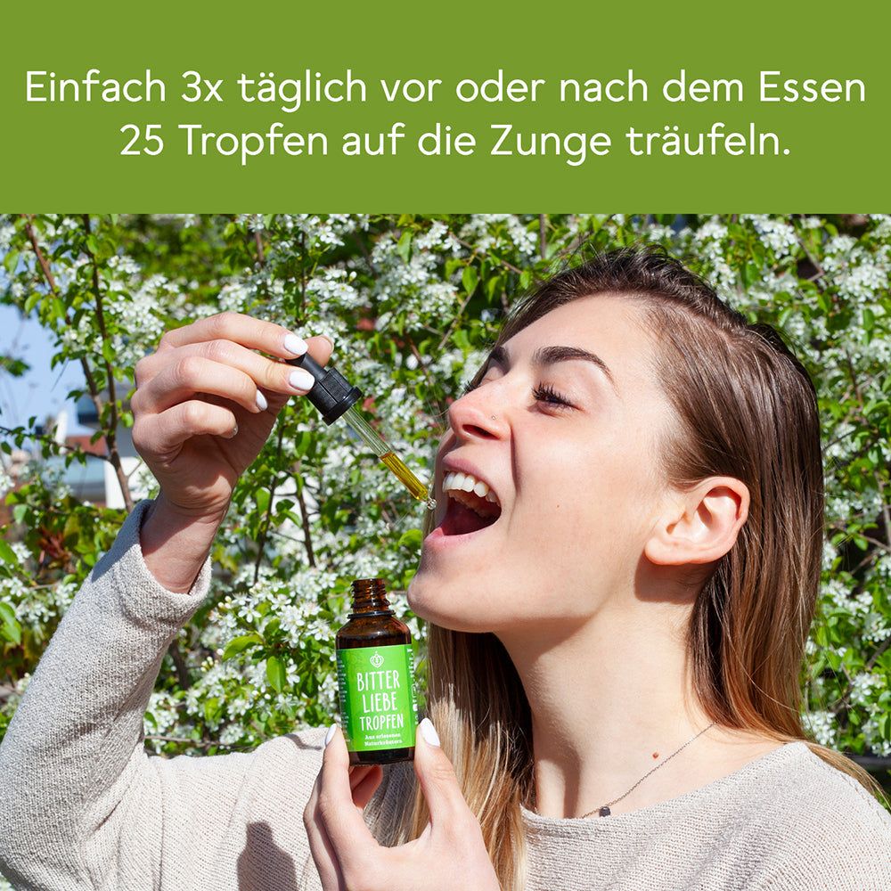 Frau tropft Flüssigkeit aus einer Flasche mit Tropfer in den Mund. Grüne Flasche mit grünem Etikett.