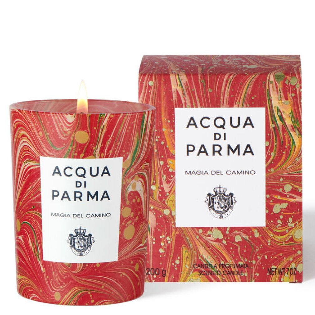 Kerze mit rotem, marmoriertem Design und weißem Etikett. Aufschrift: Acqua di Parma, Magia del Camino. Verpackung daneben.