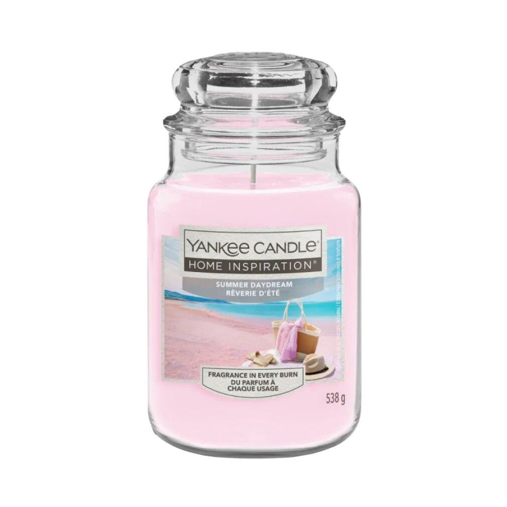 Duftkerze in Glasbehälter mit Deckel. Rosa Wachs, Etikett mit Strandmotiv und Schriftzug. Marke: Yankee Candle.