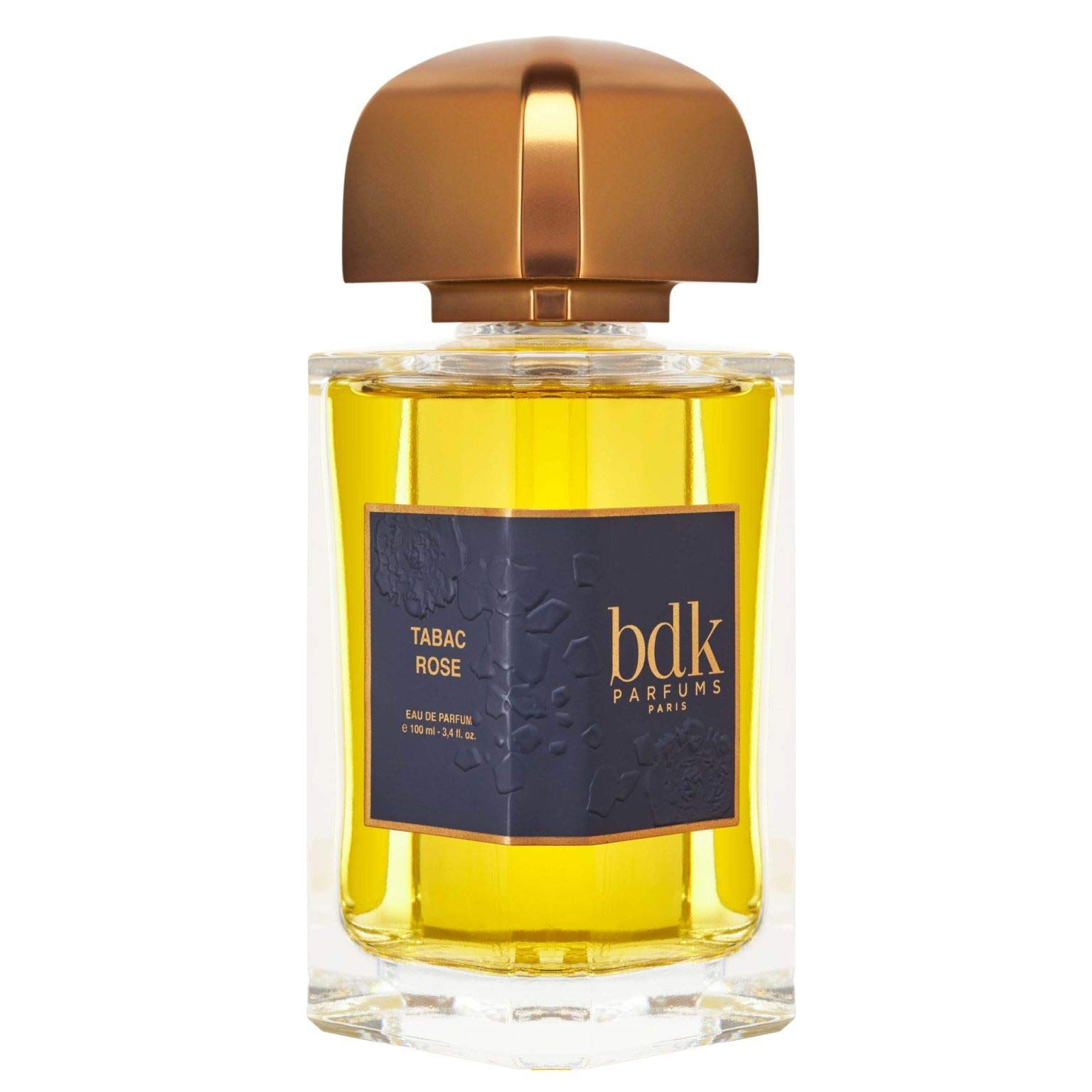 BDK Tabac Rose EdP Flakon. Goldfarbener Verschluss, gelbe Flüssigkeit. Dunkelblaue Etikette mit Text.