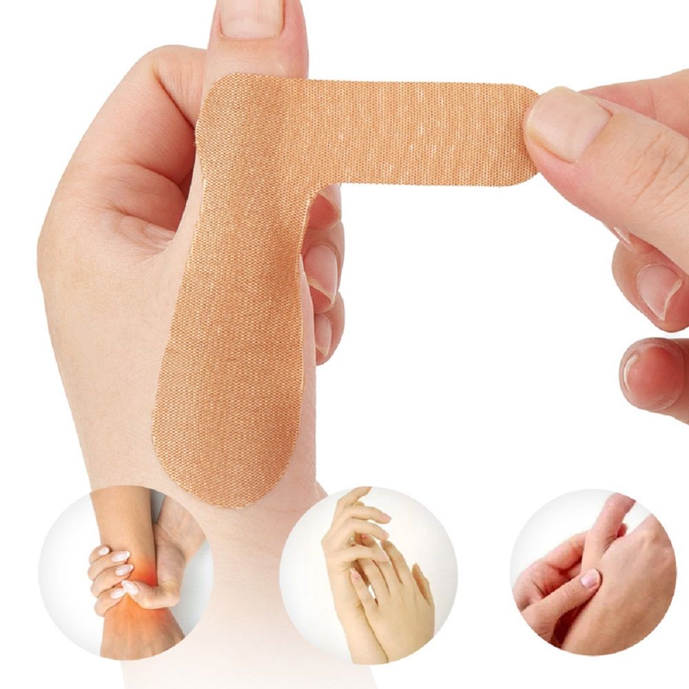 Person hält ein beiges Daumenstützband. Band am Daumen angebracht. Drei Kreise mit Hand- und Armabbildungen.