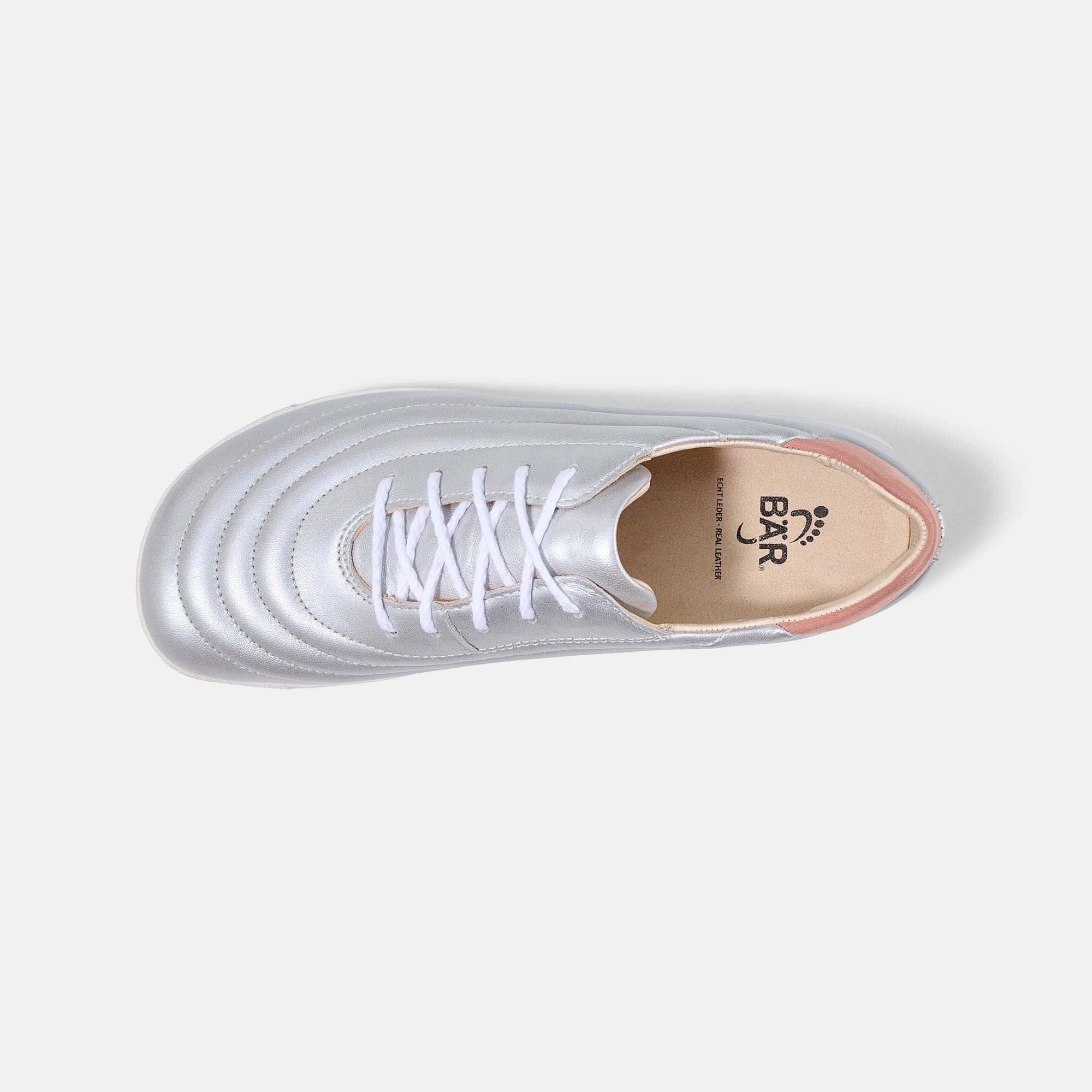 Draufsicht auf einen silberfarbenen Schnürschuh mit weißer Sohle und rosa Fersenkappe. Innen: BÄR Logo.