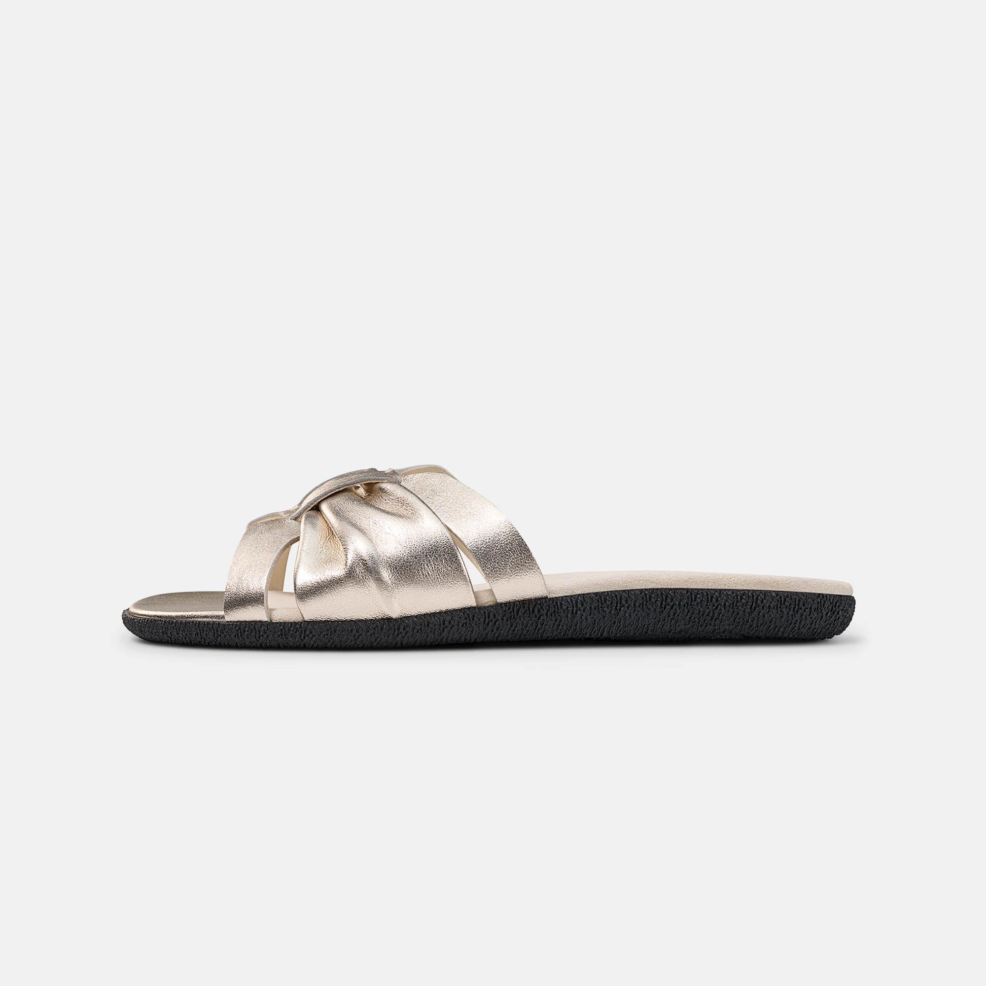 Sohle einer goldenen Damen-Pantolette mit BÄR-Logo.