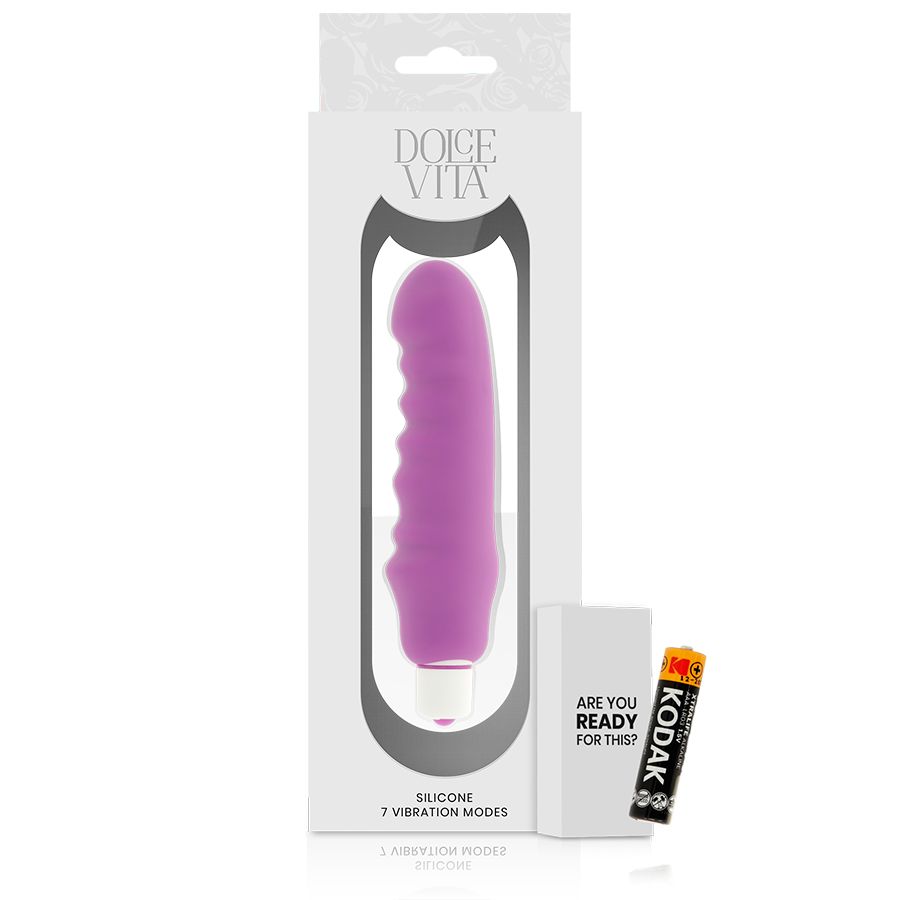 Lila Silikon-Vibrator mit geriffelter Oberfläche. Verpackung mit Produktabbildung und Markennamen Dolce Vita. Inkl. Batterie.