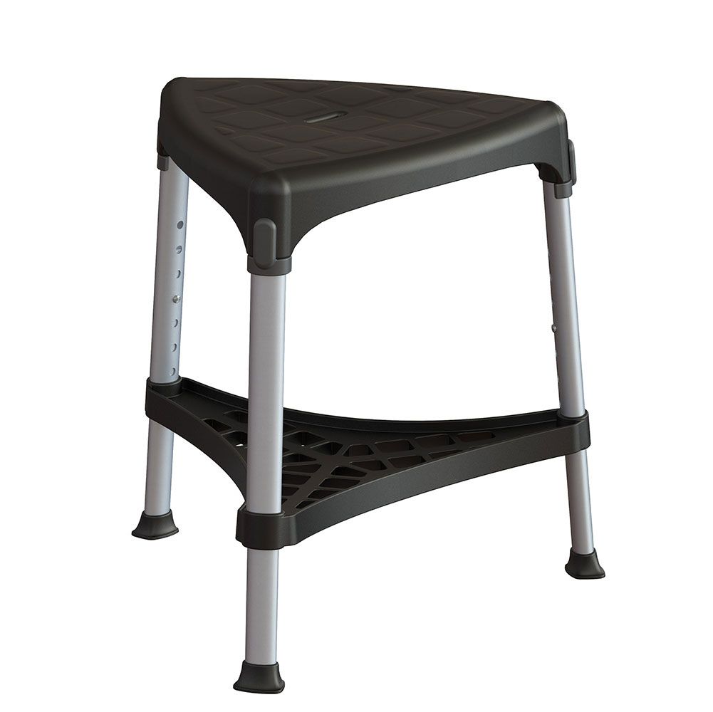 Dreieckiger Duschhocker mit Ablage. Schwarze Sitzfläche, silberne Beine, schwarze Ablage. Höhenverstellbar.