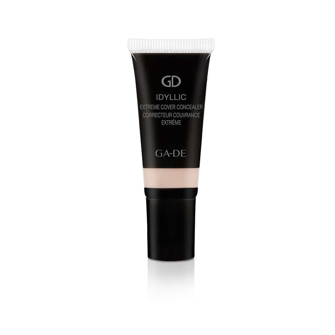 Ga-De Idyllic Concealer. Schwarze Tube mit weißem Deckel. Produktname und Marke aufgedruckt. Beige Produktfarbe sichtbar.