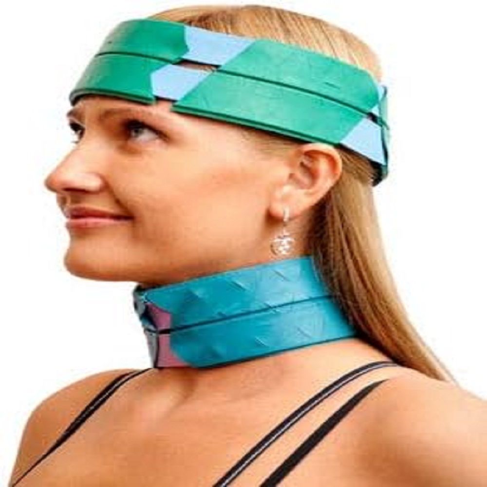 Frau mit grün-blauem Band am Kopf und Hals. Das Band ist um den Kopf und Hals gewickelt.