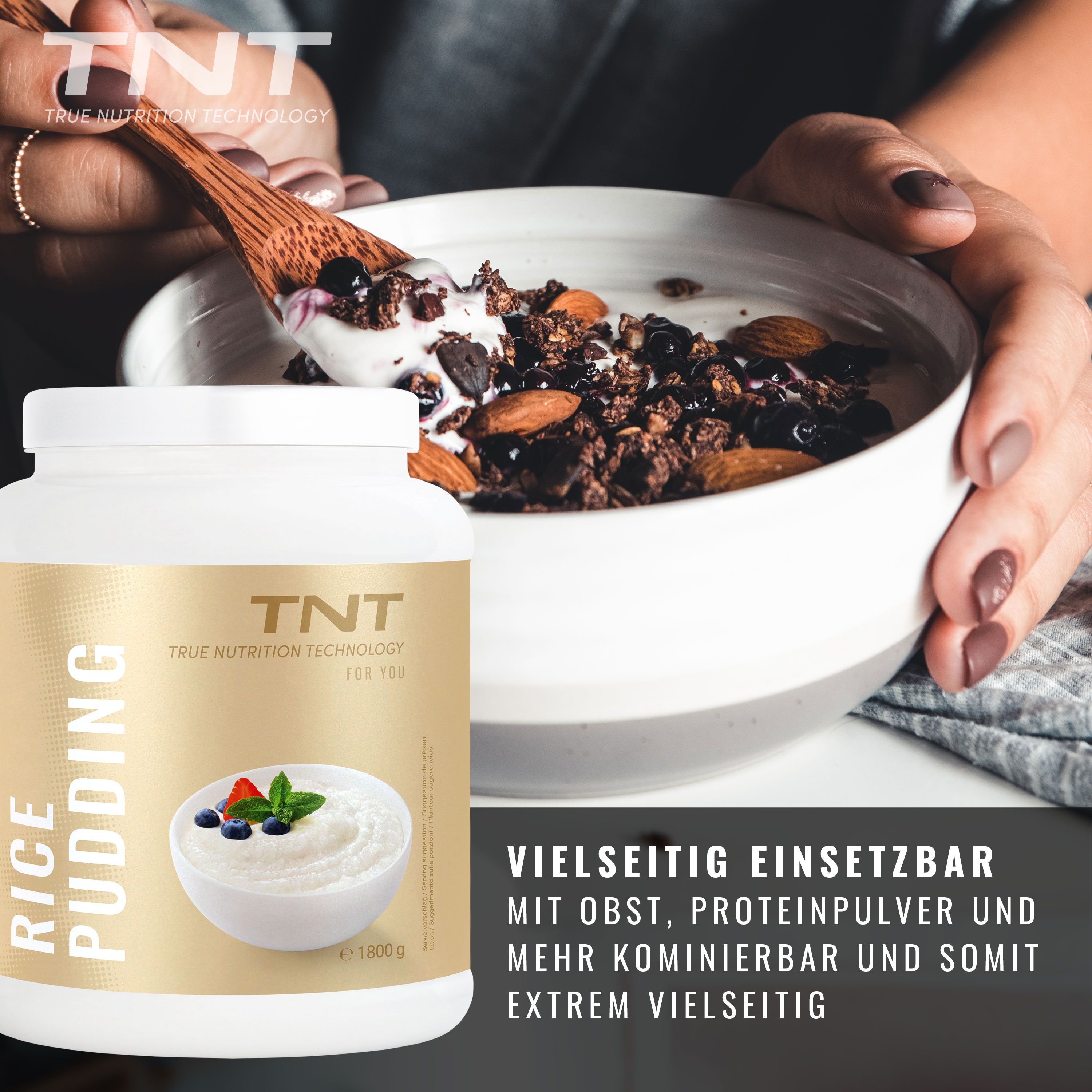 Weißer Behälter mit goldfarbenem Etikett. Aufschrift: TNT Rice Pudding. Abgebildet: Schüssel mit Reis-Pudding, Beeren und Minze. Hände mit Löffel.