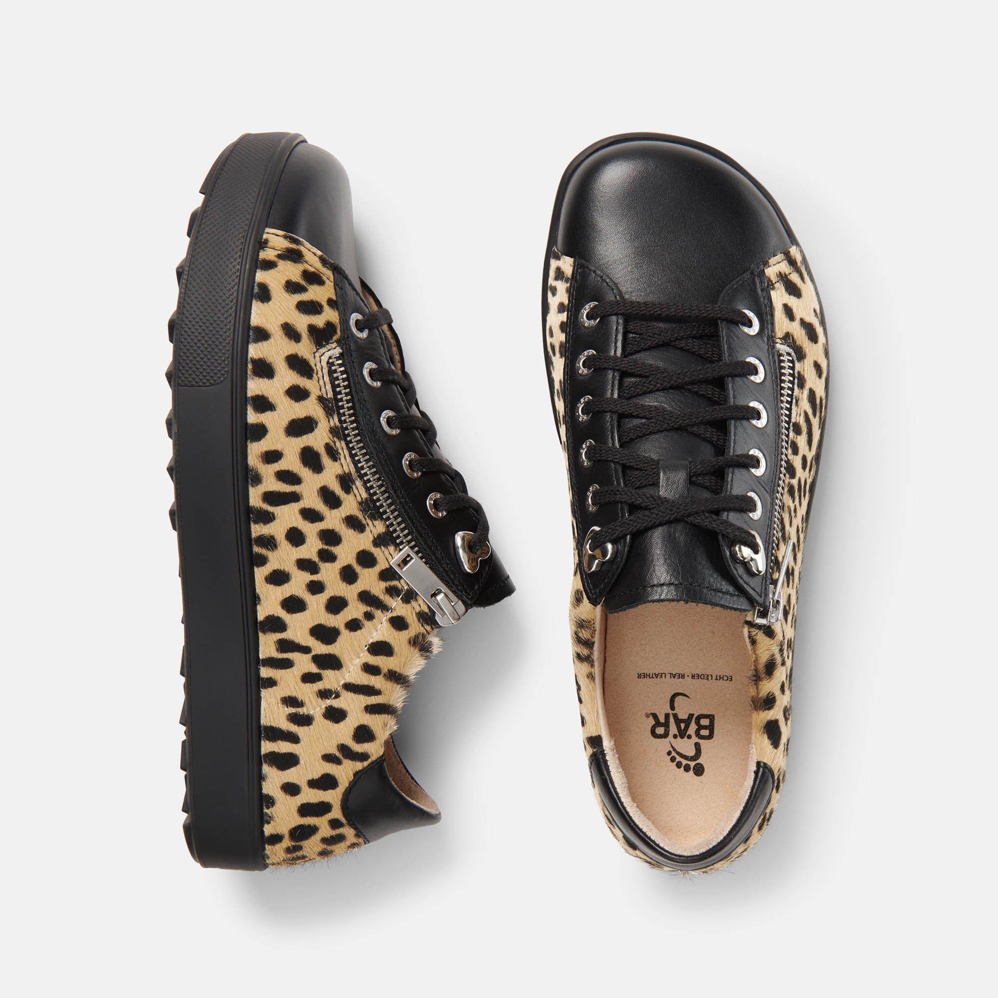 Schwarze Schnürschuhe mit Leopardenmuster und Reißverschluss. Blick von oben. BÄR-Logo innen.