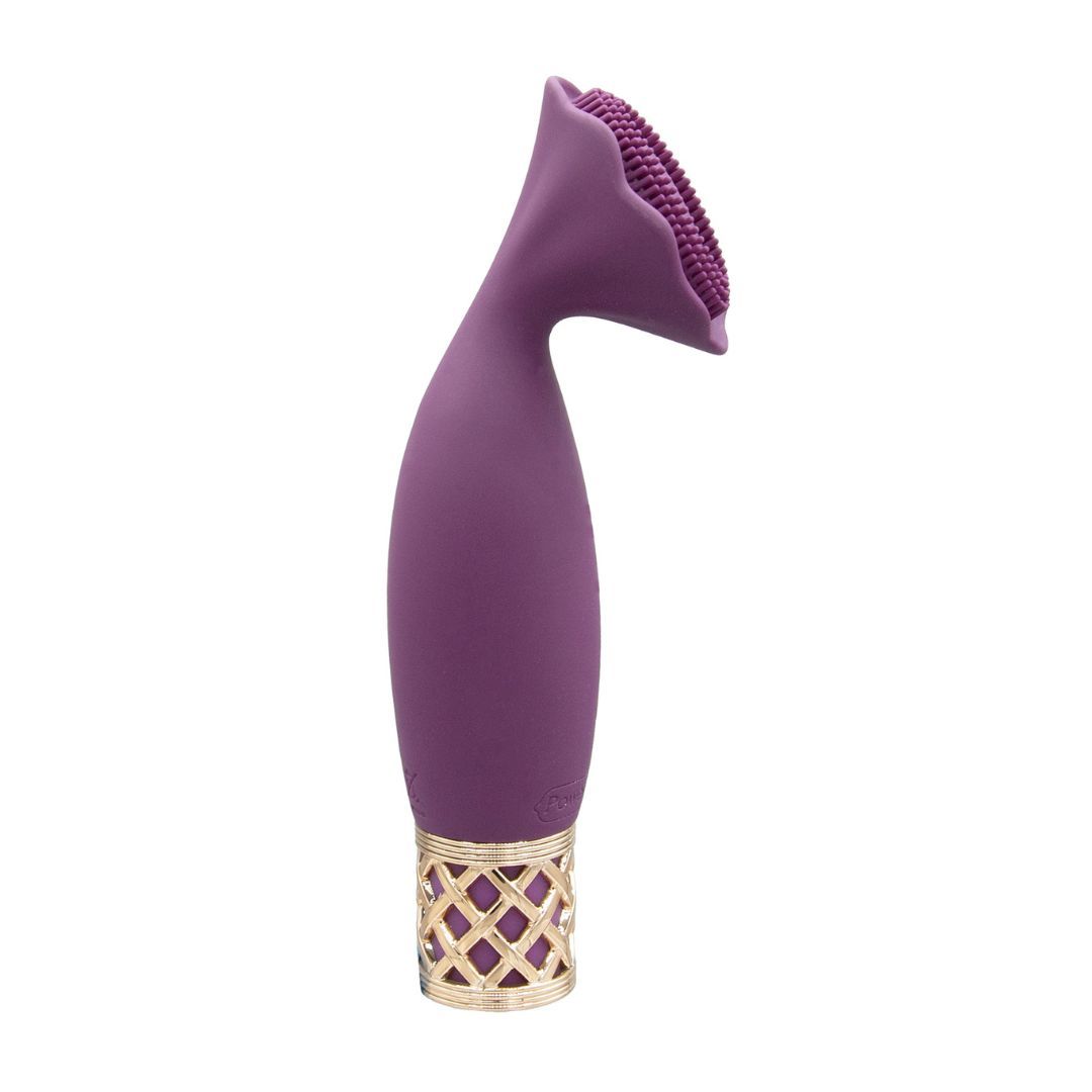 Lila Auflegevibrator mit goldfarbenem Zierring. Blütenförmiger Aufsatz mit Noppen.