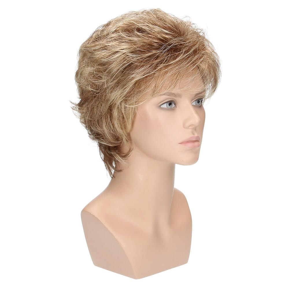 Perücke Mia von Lofty, blond-braun, auf einem Schaufensterkopf. Dreiviertelansicht. Kurzes, gewelltes Haar.