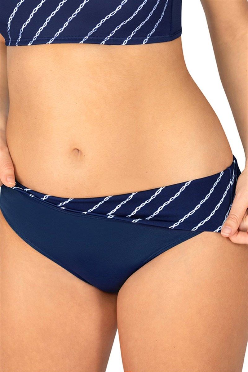 Dunkelblaue Badepanty mit weißem Kettendesign am Bund. Nahaufnahme, getragen von einer Person.