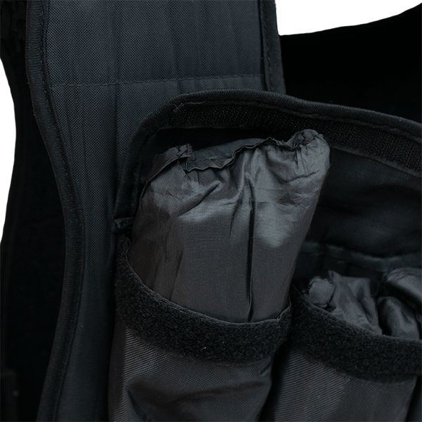 Nahaufnahme der Innentaschen einer Gewichtsweste. Schwarzes Material mit Klettverschluss.