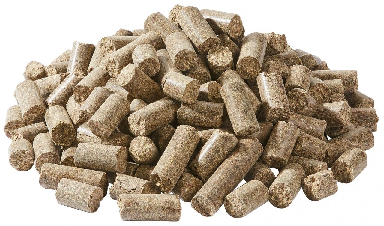 Haufen zylindrischer, brauner Mineralfutter-Sticks. Einzelne Sticks sind sichtbar.