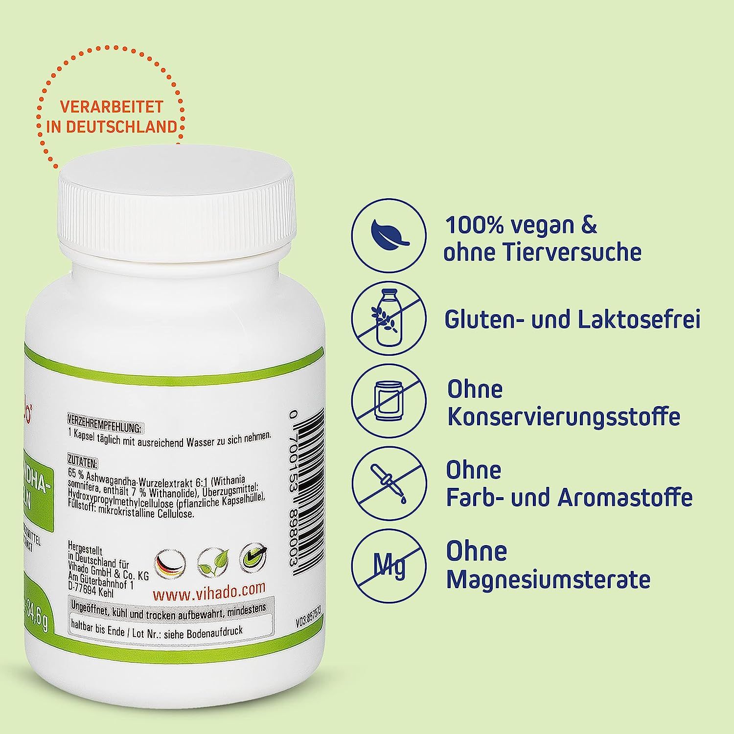 Eine weiße Flasche Vihado Ashwagandha Kapseln. Auf der Flasche sind Informationen über die Inhaltsstoffe und Eigenschaften des Produkts aufgedruckt, wie z.B. vegan, gluten- und laktosefrei. Ein grüner Hintergrund mit Symbolen.