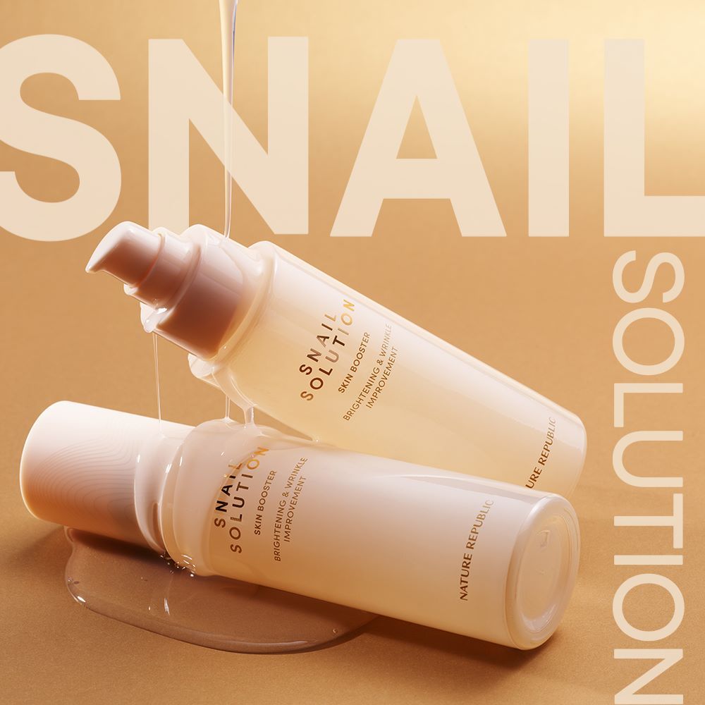 Zwei Flaschen Snail Solution Skin Booster. Flüssigkeit fließt. Aufschrift: NATURE REPUBLIC. Hintergrund: goldfarben.
