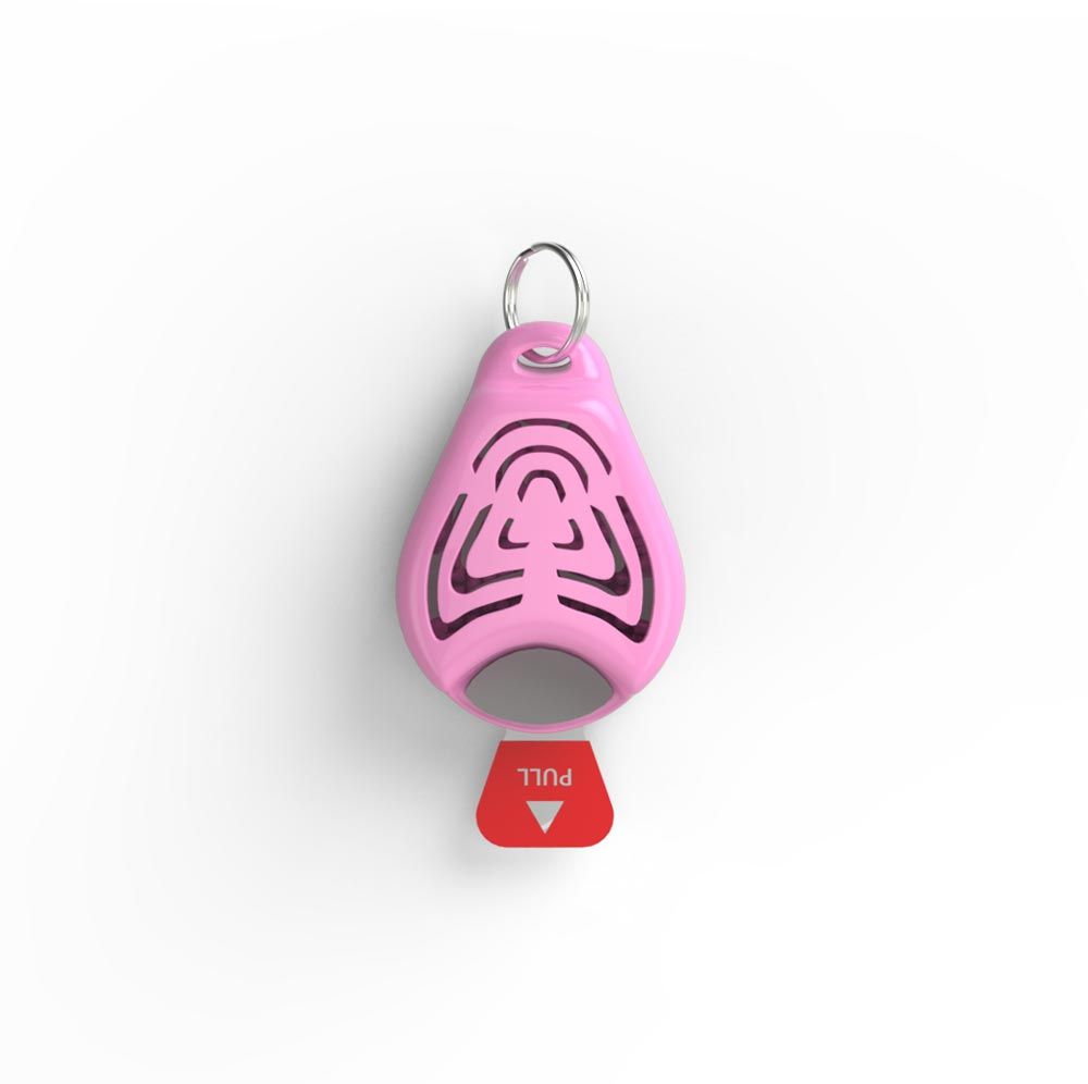 Rosa Tickless Pet Anhänger mit rotem Zugband. Metallring zur Befestigung. Geformt wie ein Tropfen mit Design.