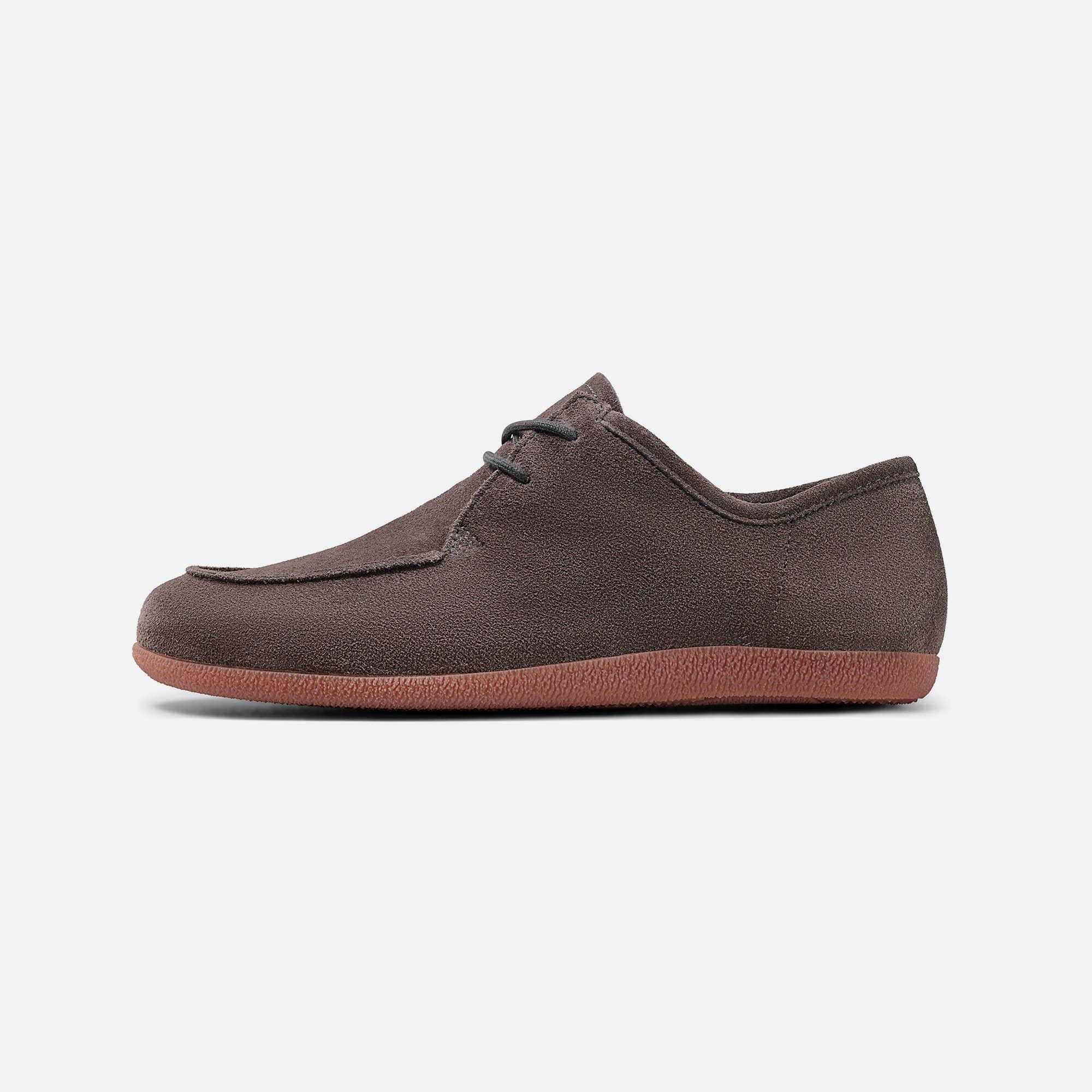 Brauner Schnürschuh mit runder Spitze und roter Sohle. Obermaterial aus Wildleder.