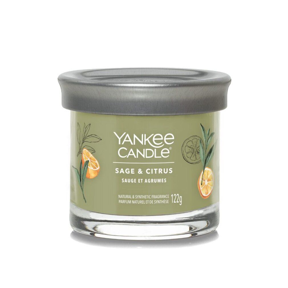 Grüne Duftkerze im Glasbehälter mit Deckel. Aufschrift: Yankee Candle, Sage & Citrus. Illustrationen von Früchten und Blättern.