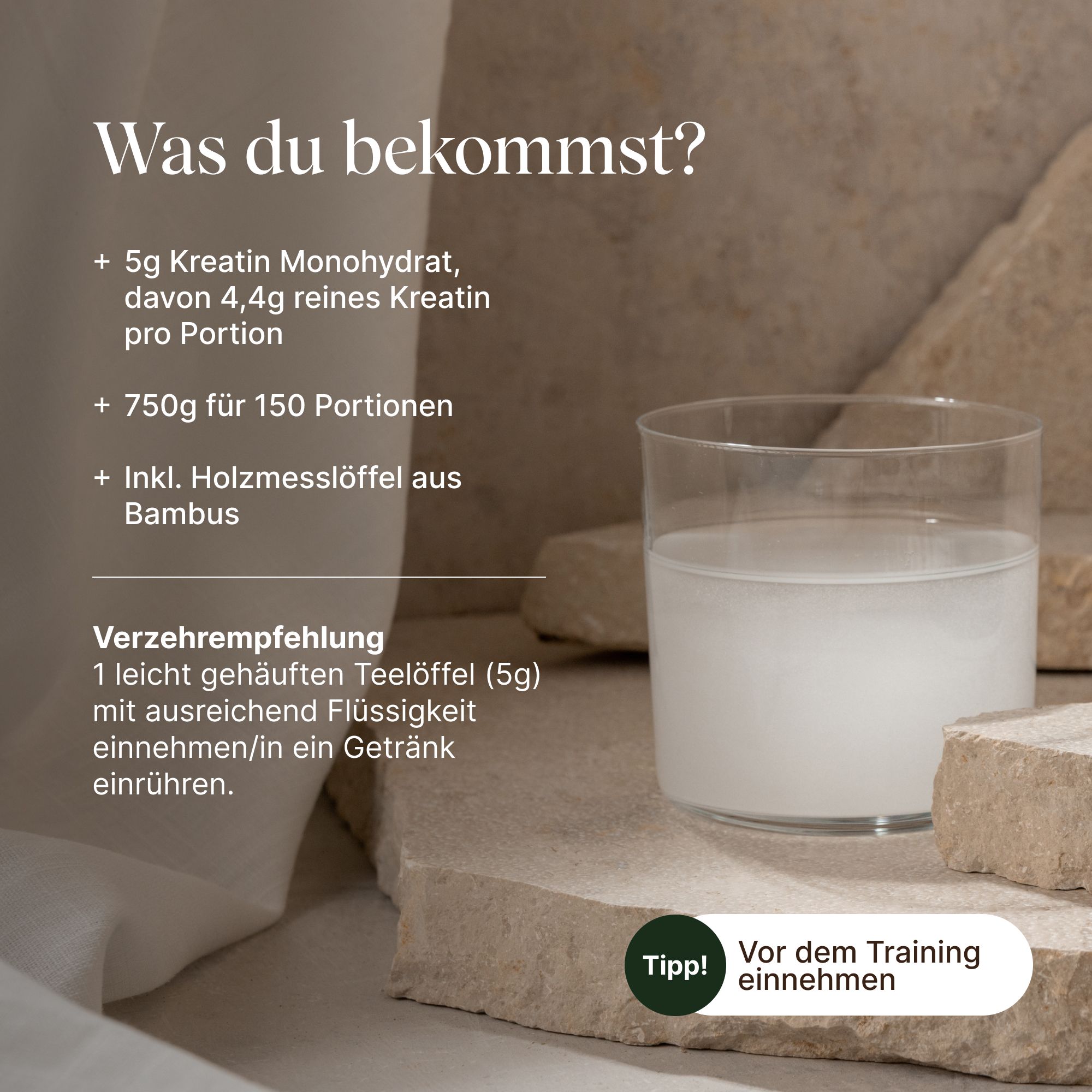 Glas mit Wasser und Holzlöffel, VETAIN Kreatin Monohydrat Inhalt.