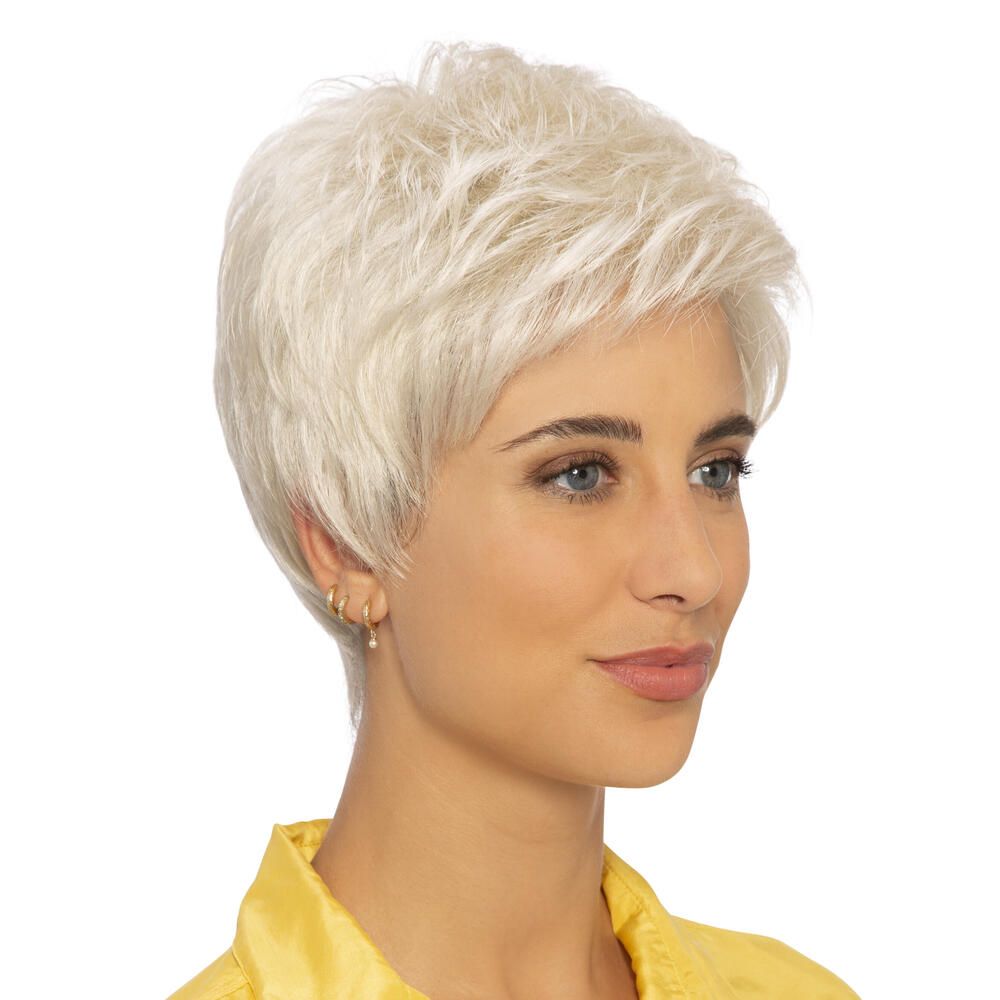 Kurzhaarperücke in Blond. Dreiviertelansicht einer Frau mit Perücke. Gelbes Oberteil. Ohrringe.