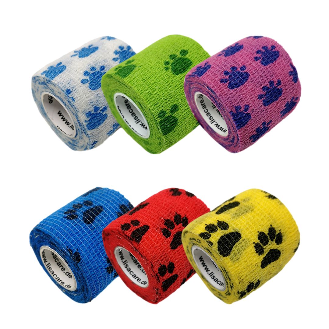 Mehrfarbige Tierbandagen mit Pfotenabdruckmuster. Rollen in Blau, Grün, Pink, Blau, Rot und Gelb. Marke LisaCare.