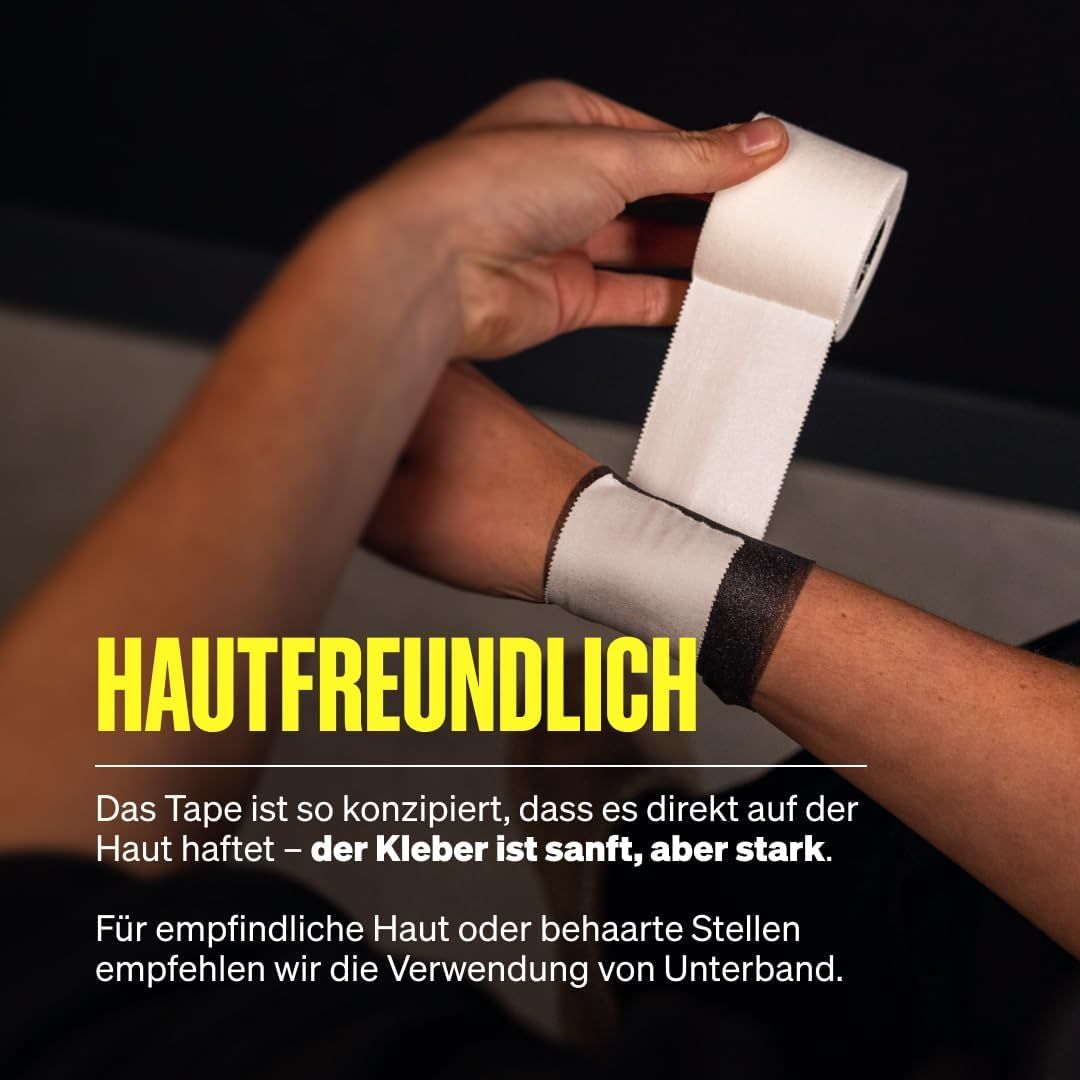Person wickelt weißes Zinkoxid-Tape auf einen Unterarm. Hautfreundlich und stark haftend.