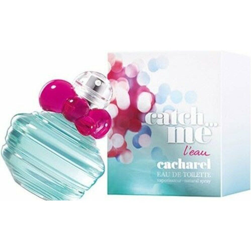 Hellblaues Parfüm mit rosa Akzenten und weißer Verpackung. Aufschrift: Catch Me L'eau Cacharel Eau de Toilette.