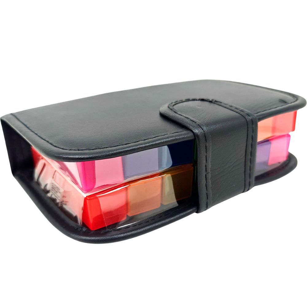 Geschlossenes schwarzes Etui mit Tablettenboxen. Schnappverschluss. Transparente Tablettenfächer sichtbar.