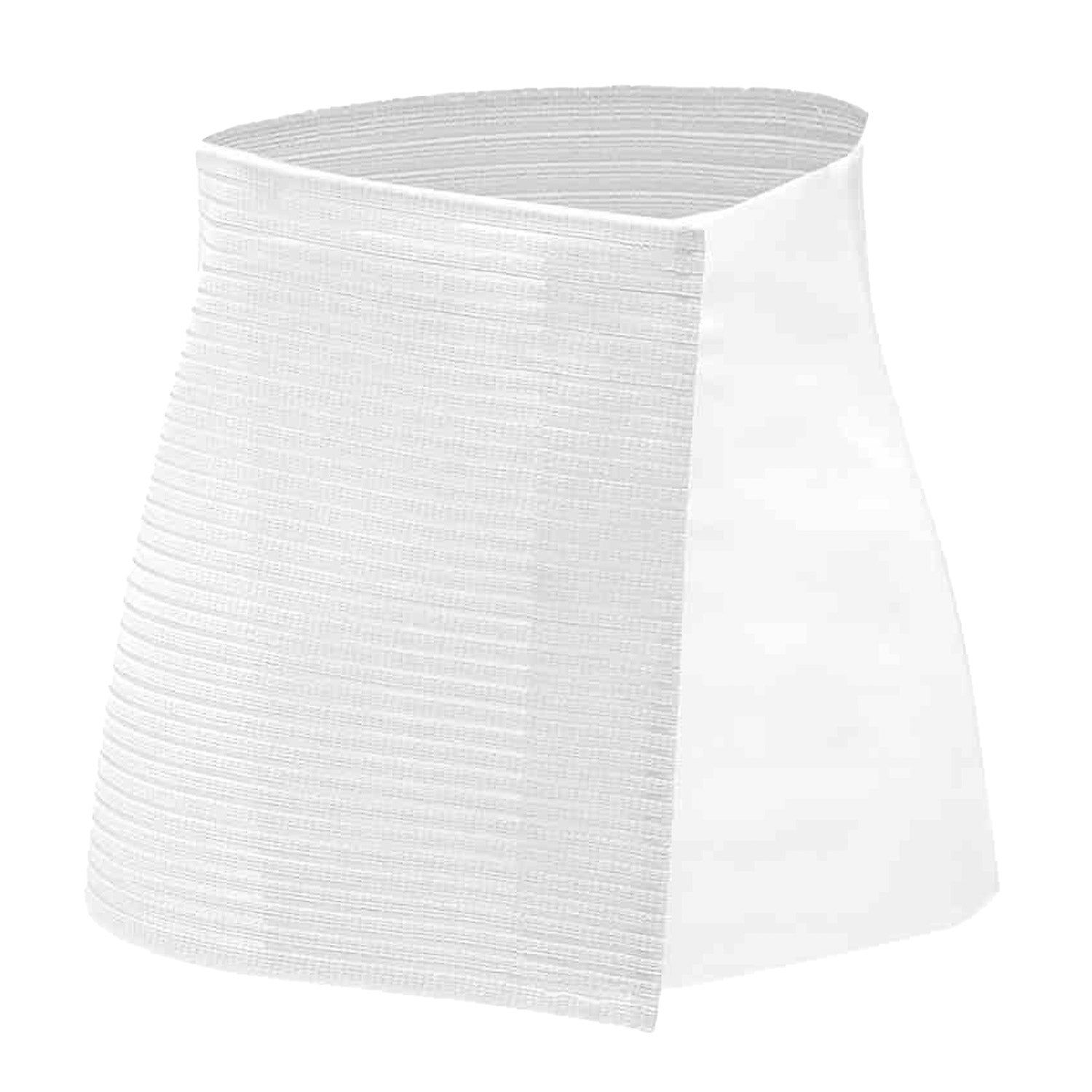 Weißer MYSANITY® Postpartum Bauchgürtel. Atmungsaktives Material mit Millerighe-Design. Seitlicher Verschluss.