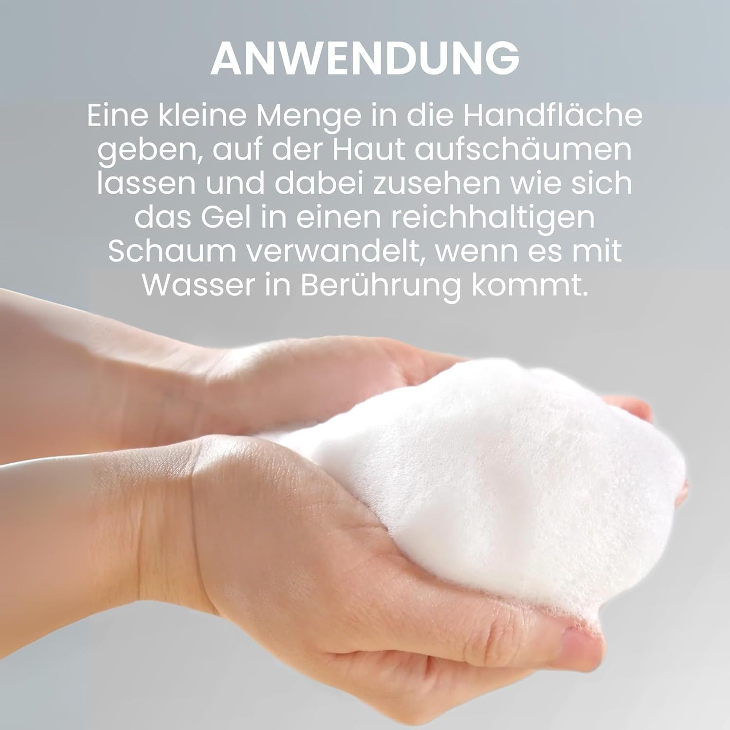 Hände mit Schaum. Text: Anwendung.