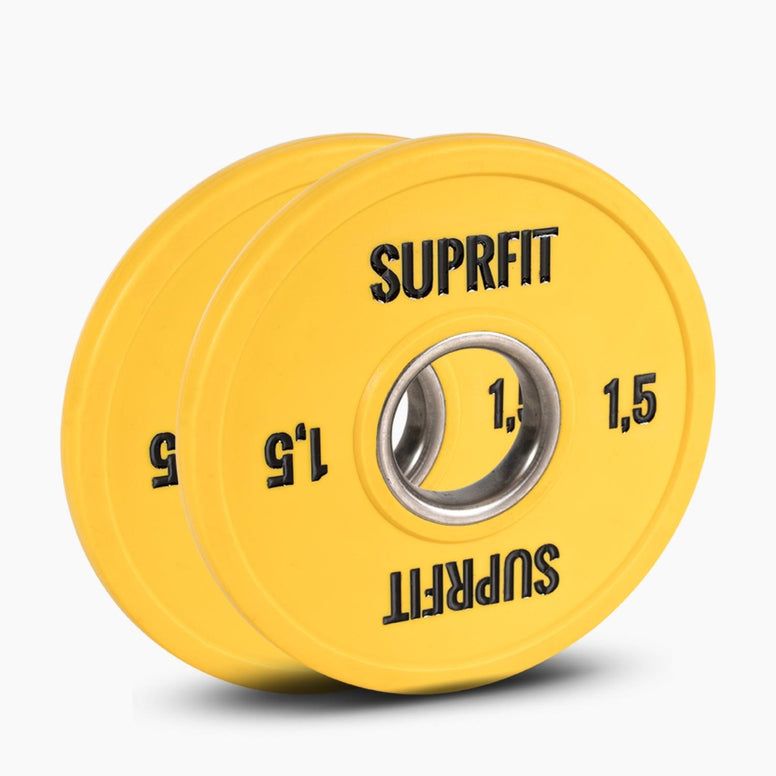 Zwei gelbe Suprfit Mini Bumper Plates. Aufschrift: SUPRFIT, 1,5 kg. Loch in der Mitte. Metallring.
