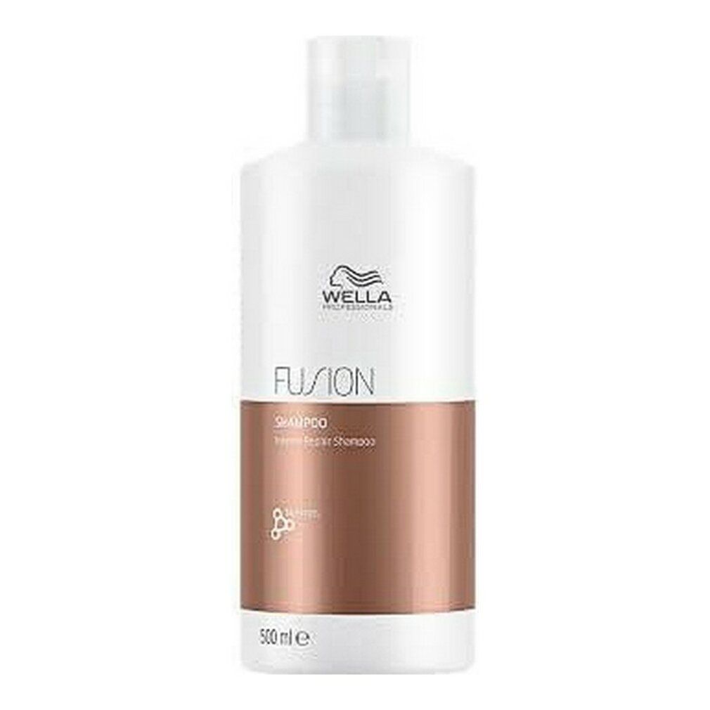 Weiße Shampoo-Flasche mit braunem Abschnitt. Aufschrift: Wella Professionals, Fusion, Shampoo. 500 ml.