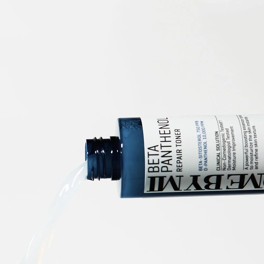 Blau-weiße Tube, Produkt fließt heraus. Aufschrift: Beta Panthenol Repair Toner. Marke: SOME BY MI.