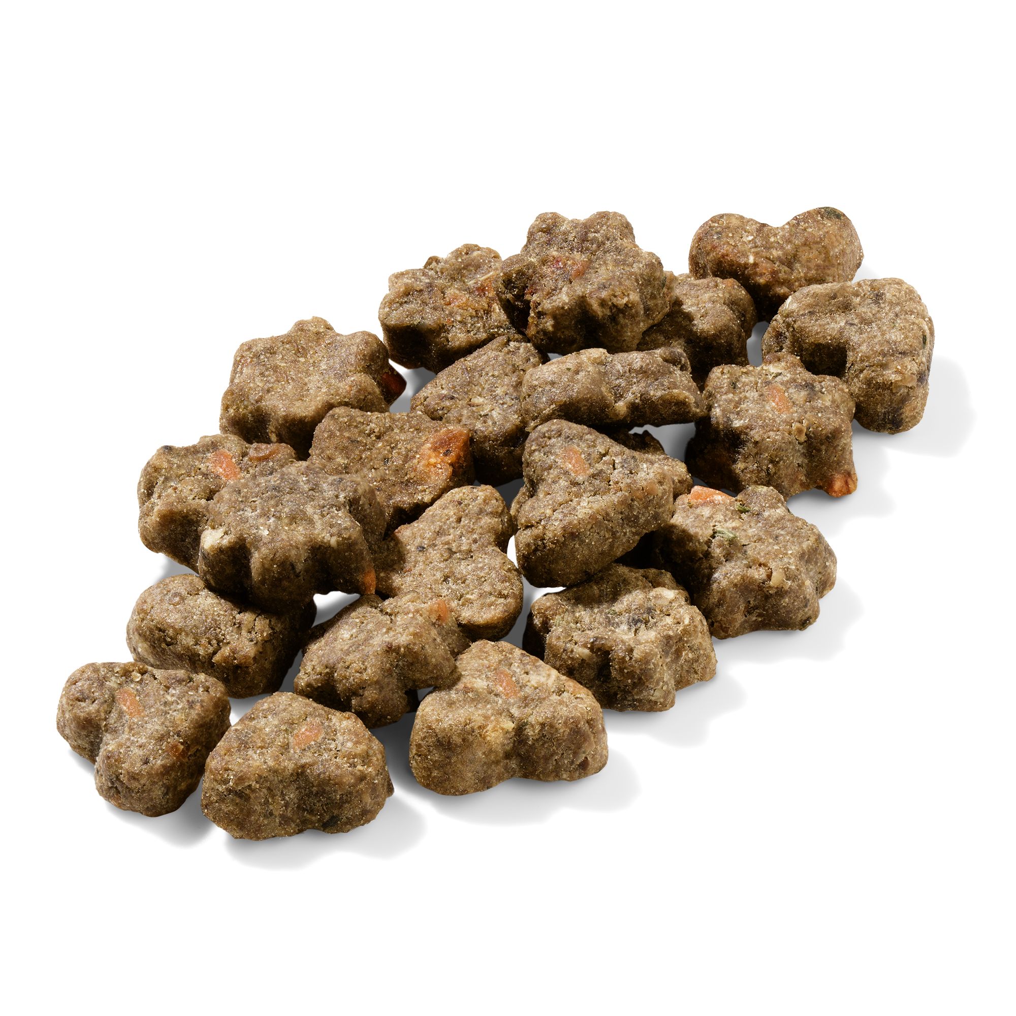 Haufen Trockenfutter-Kroketten. Verschiedene Formen, hauptsächlich blüten- und herzförmig. Braune Farbe mit sichtbaren helleren Bestandteilen.