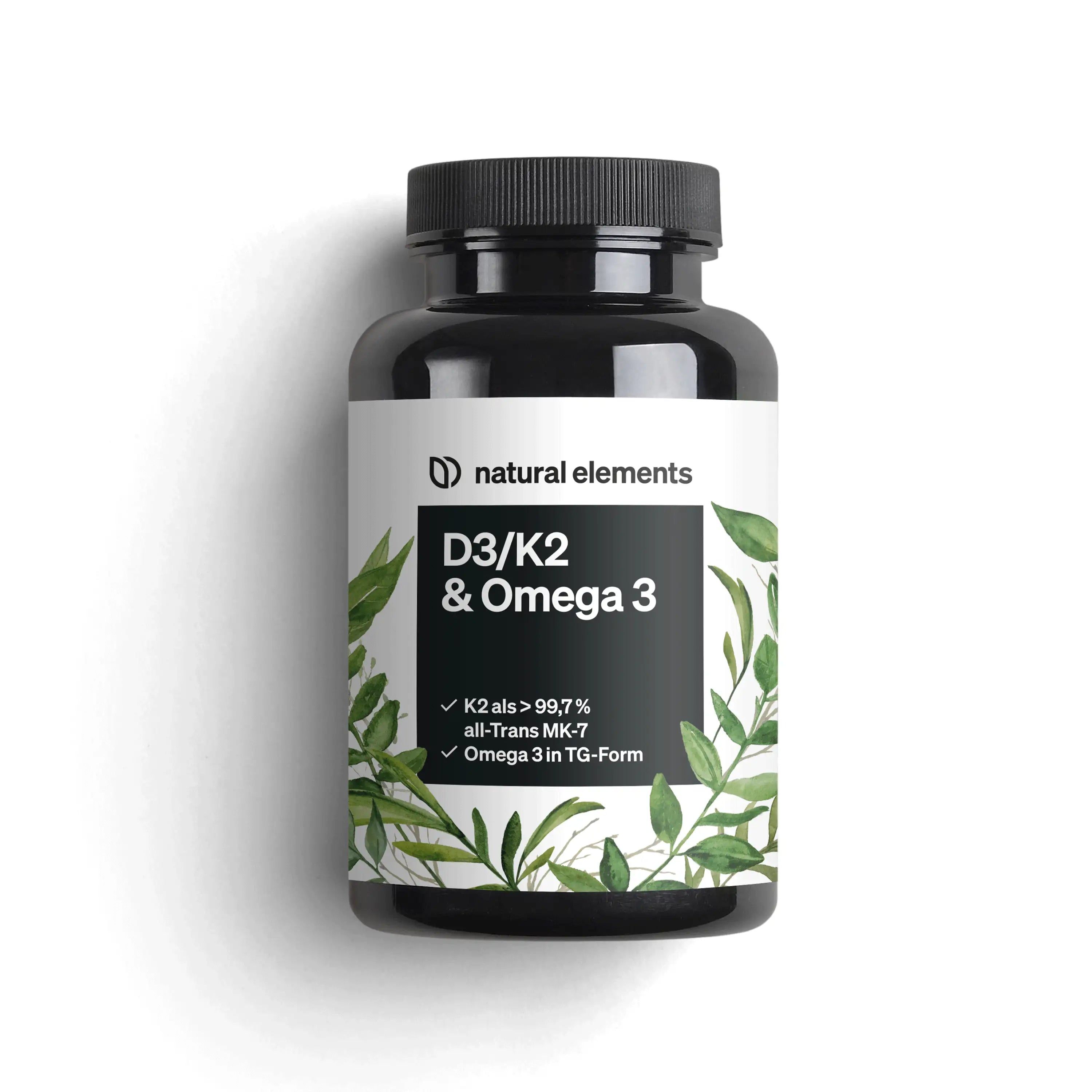 Schwarze Flasche mit weißem Etikett. Aufschrift: D3/K2 & Omega 3. Blätter-Dekor. K2 als >99,7% all-Trans MK-7. Omega 3 in TG-Form.
