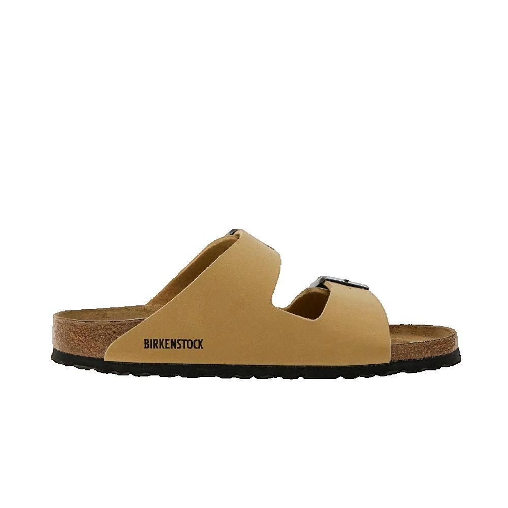 Sandalo beige con due cinturini e fibbia. Suola nera, plantare in sughero. Logo Birkenstock laterale.