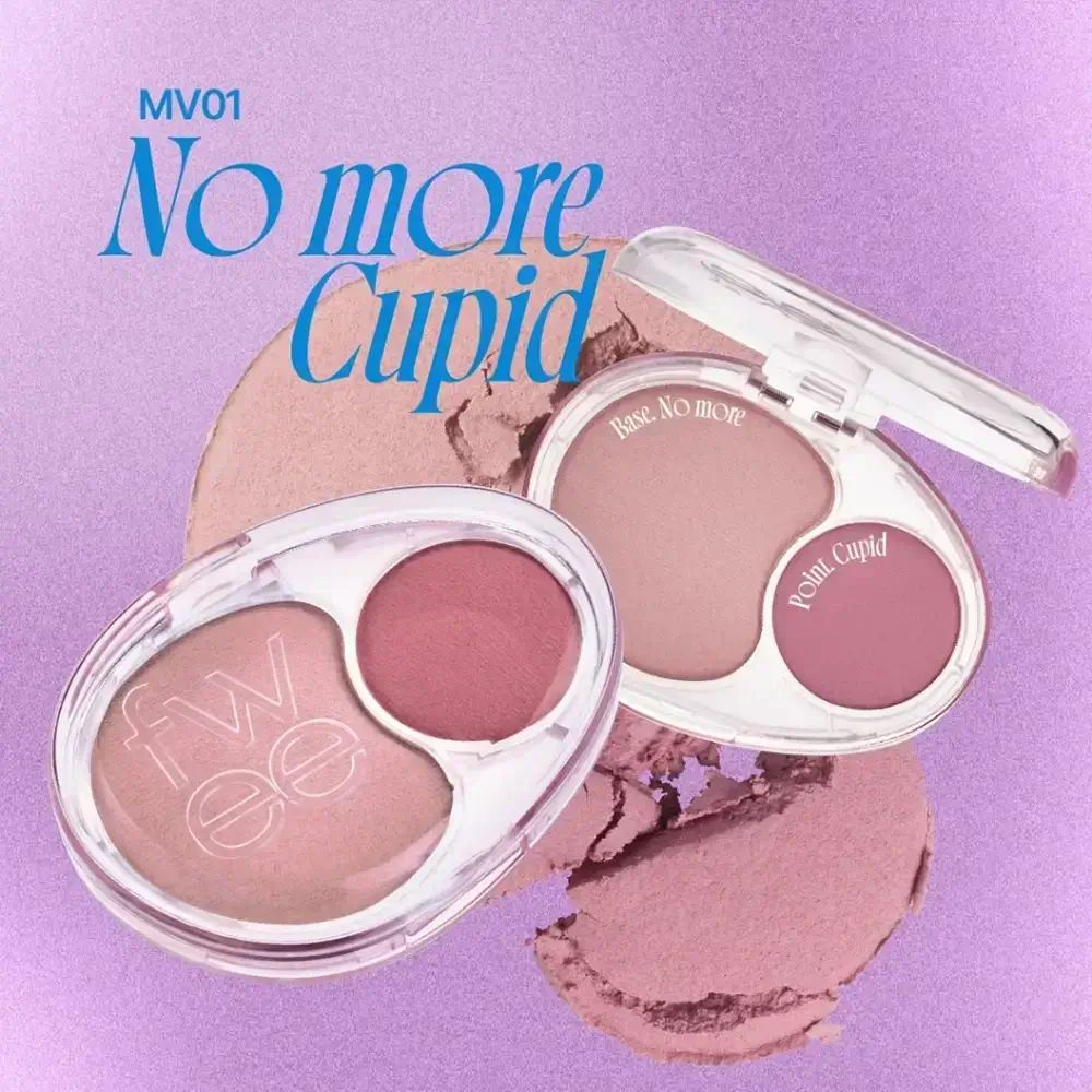Zwei FWEE Mellow Dual Blusher MV01 No More Cupid. Ovale, transparente Verpackung. Zwei Farbtöne. Produktname sichtbar.