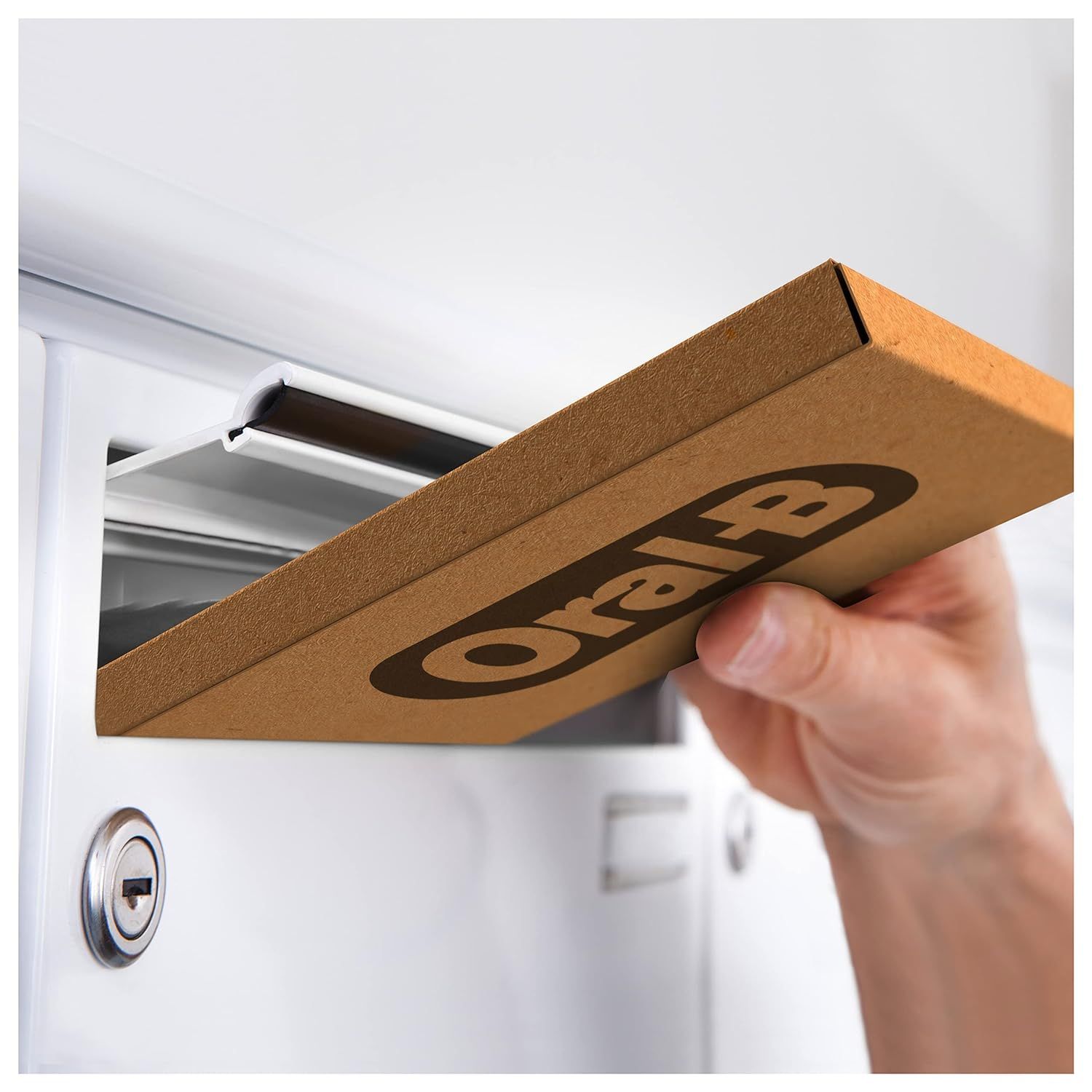 Person öffnet einen Briefkasten und entnimmt eine braune Schachtel mit dem Oral-B Logo.