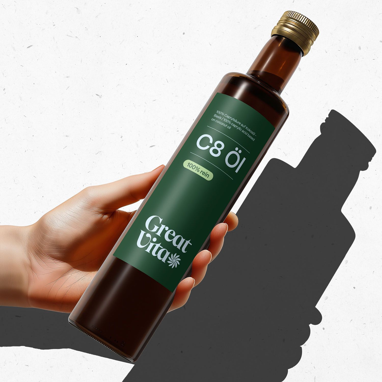 Braune Glasflasche mit grünem Etikett. Aufschrift: C8 Öl, 100% rein, Great Vita. Hand hält die Flasche. Goldfarbener Verschluss.