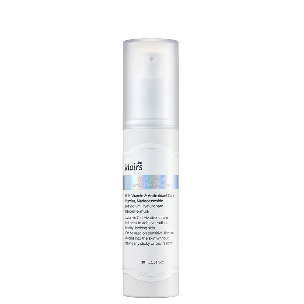 Weiße Flasche mit Pumpspender und silbernem Etikett. Enthält Vitamin C Serum.