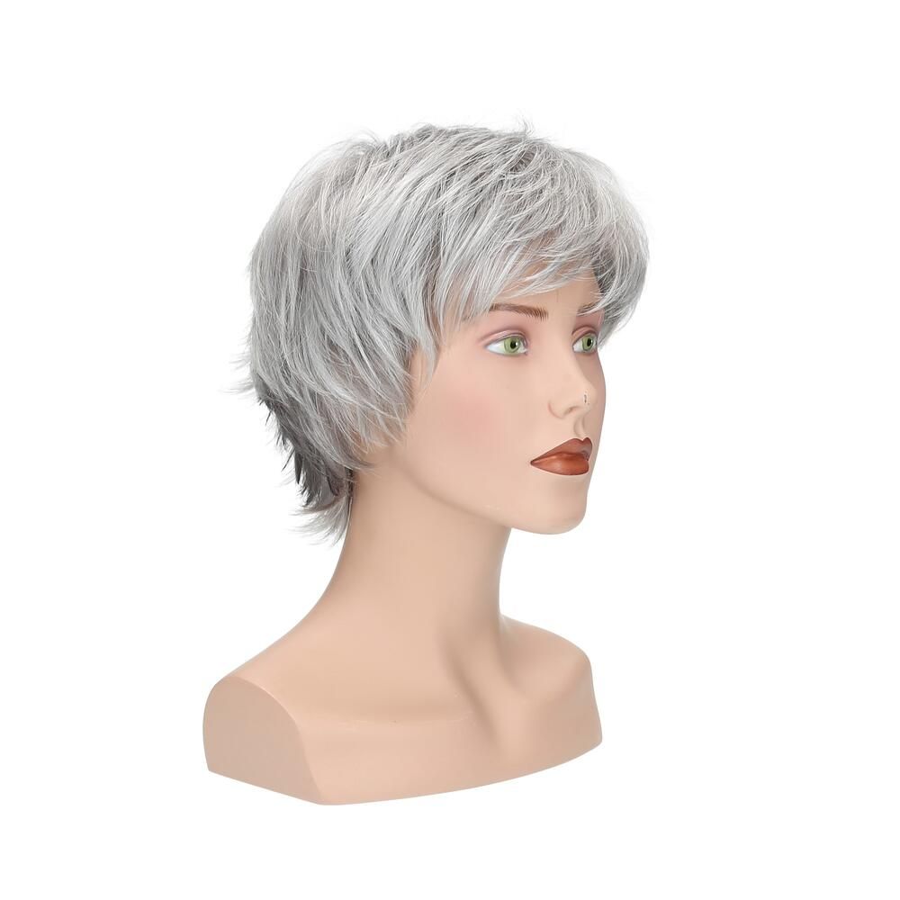 Graue Perücke auf einem Schaufensterkopf. Dreiviertelansicht. Kurze, gestufte Frisur. Der Kopf ist auf weißem Hintergrund.