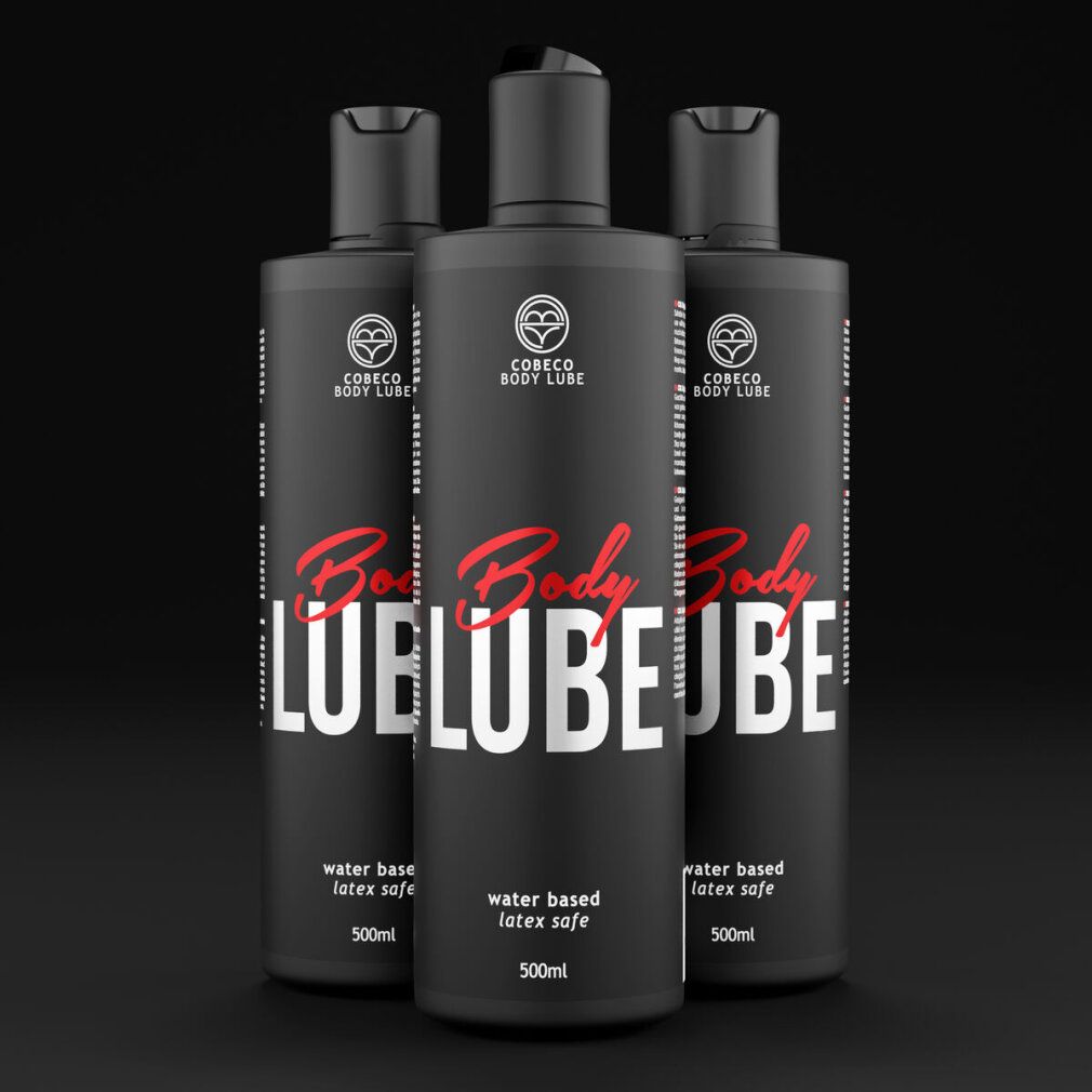Drei schwarze Flaschen mit schwarzem Deckel. Aufschrift "Body Lube", "water based latex safe" und "500ml". Marke Cobeco Bodylube.