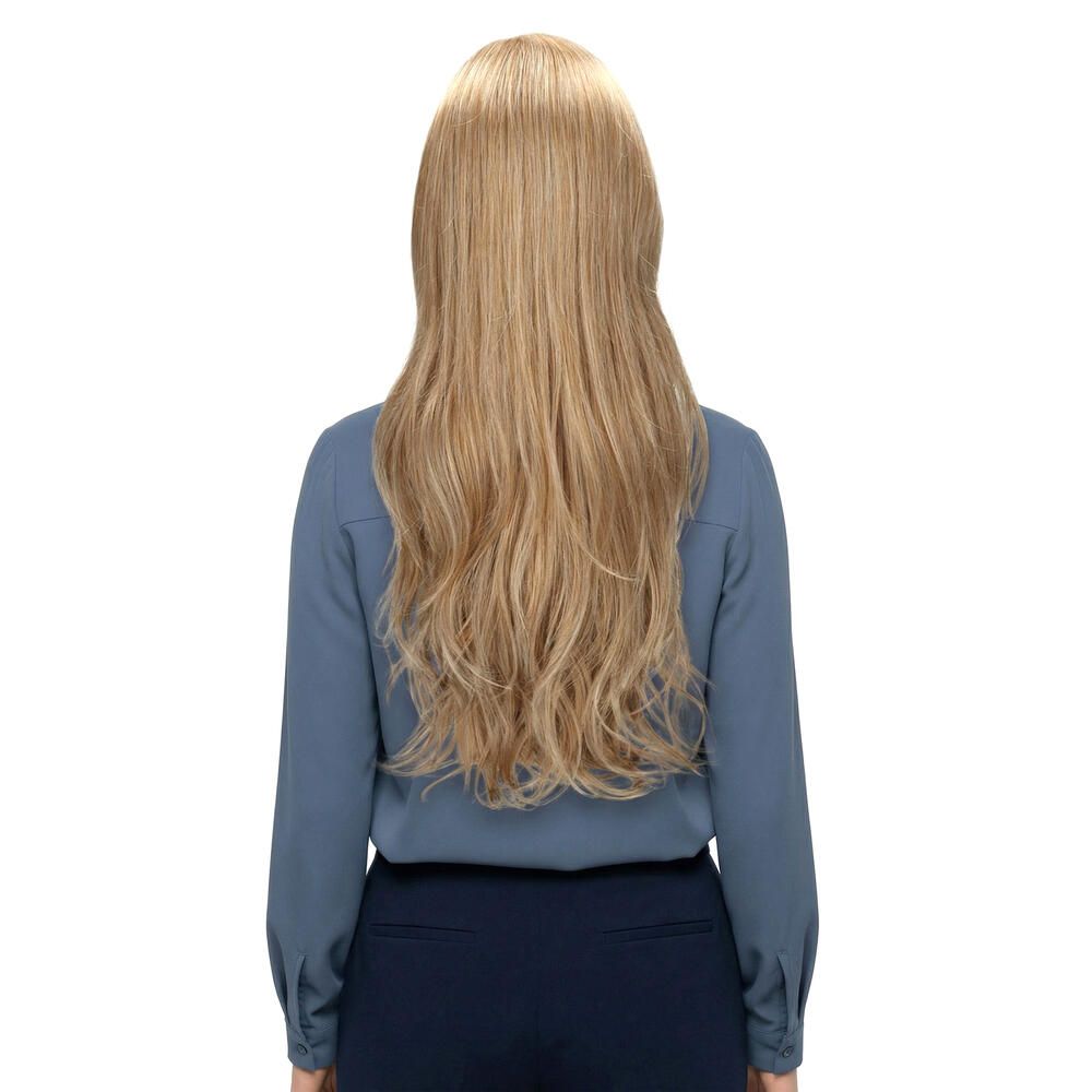 Rückansicht einer Frau mit blondem, gewelltem Haar. Sie trägt ein blaues Oberteil.